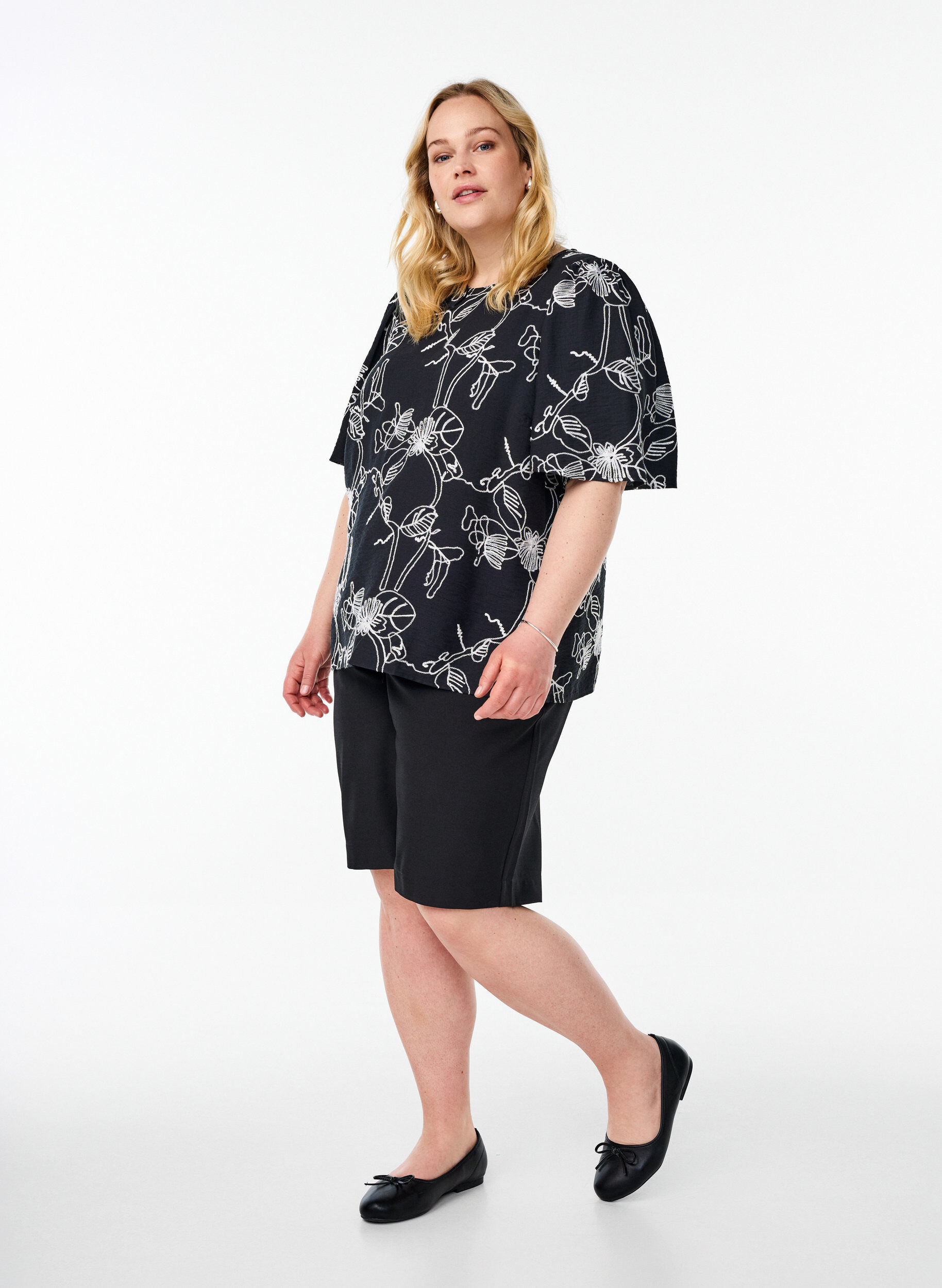ZizziKort&auml;rmad blus med broderat m&ouml;nster, Svart, Model image number 1