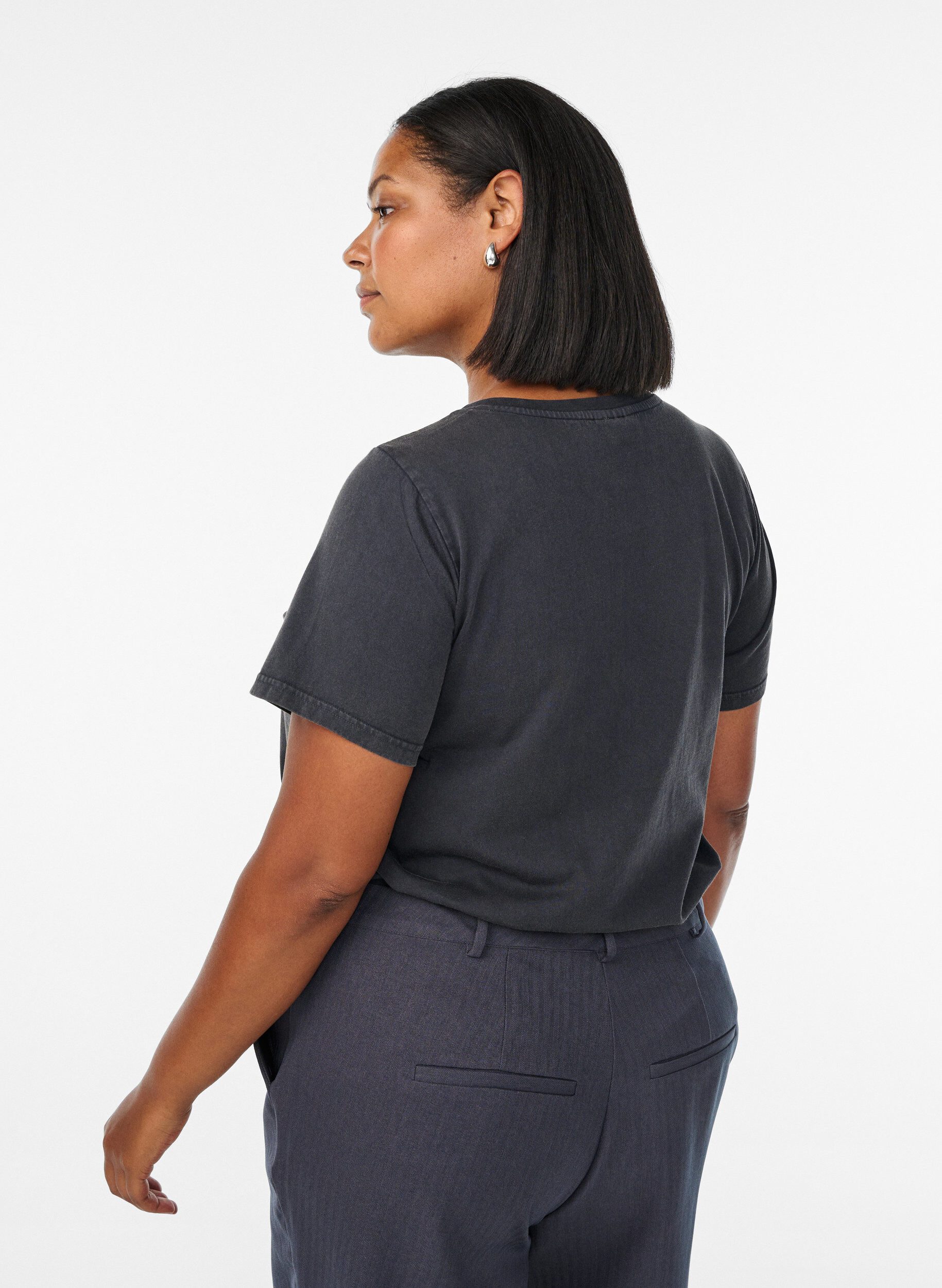 Zizzi T-shirt i ekologisk bomull med tv&auml;ttad look, Gr&aring;, Model image number 2