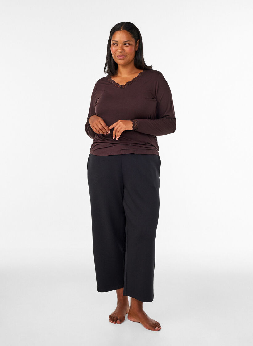 Blus i viskos med spetskant och v-ringning, Brun, Model image number 1