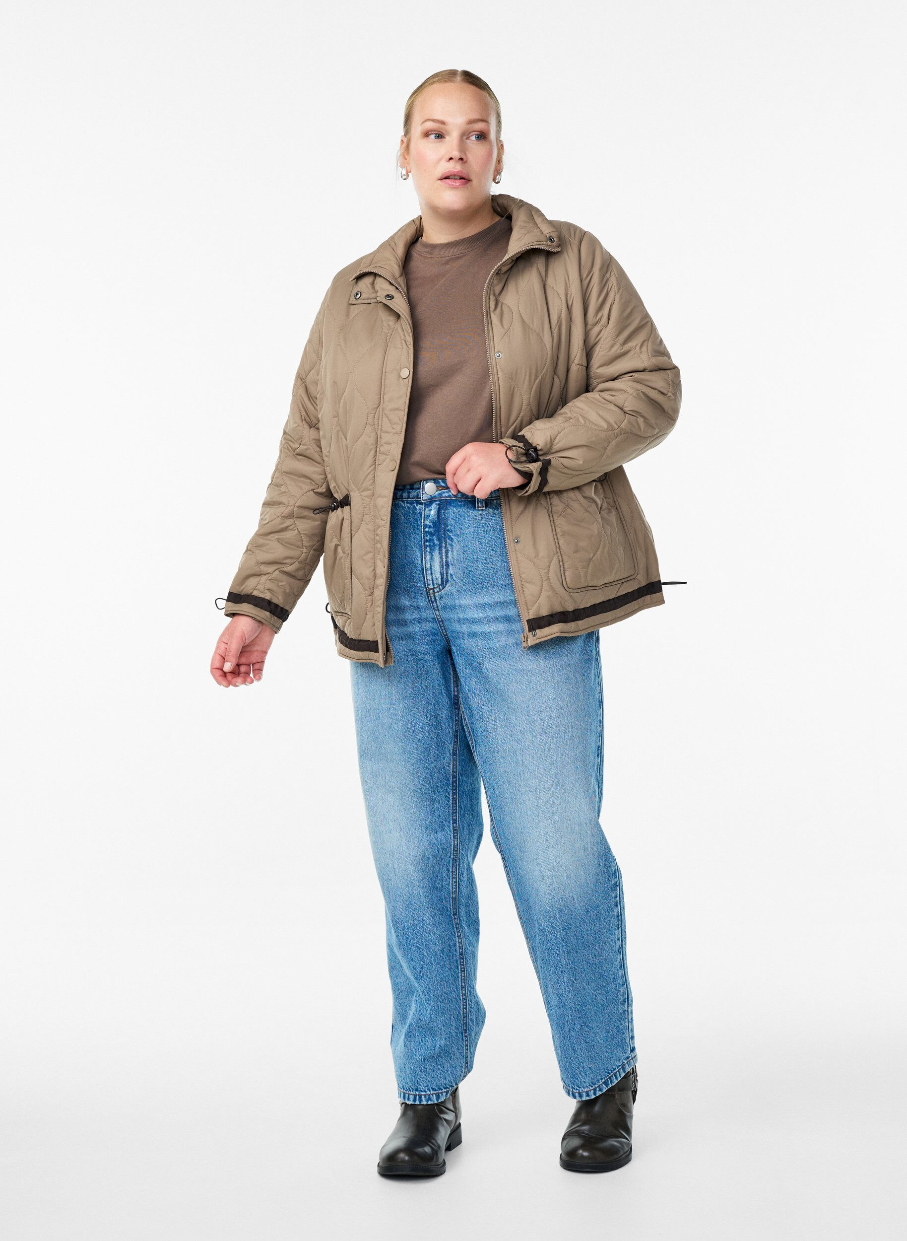 Zizzi Kort quiltad jacka med kontrastdetaljer, Beige, Model image number 1