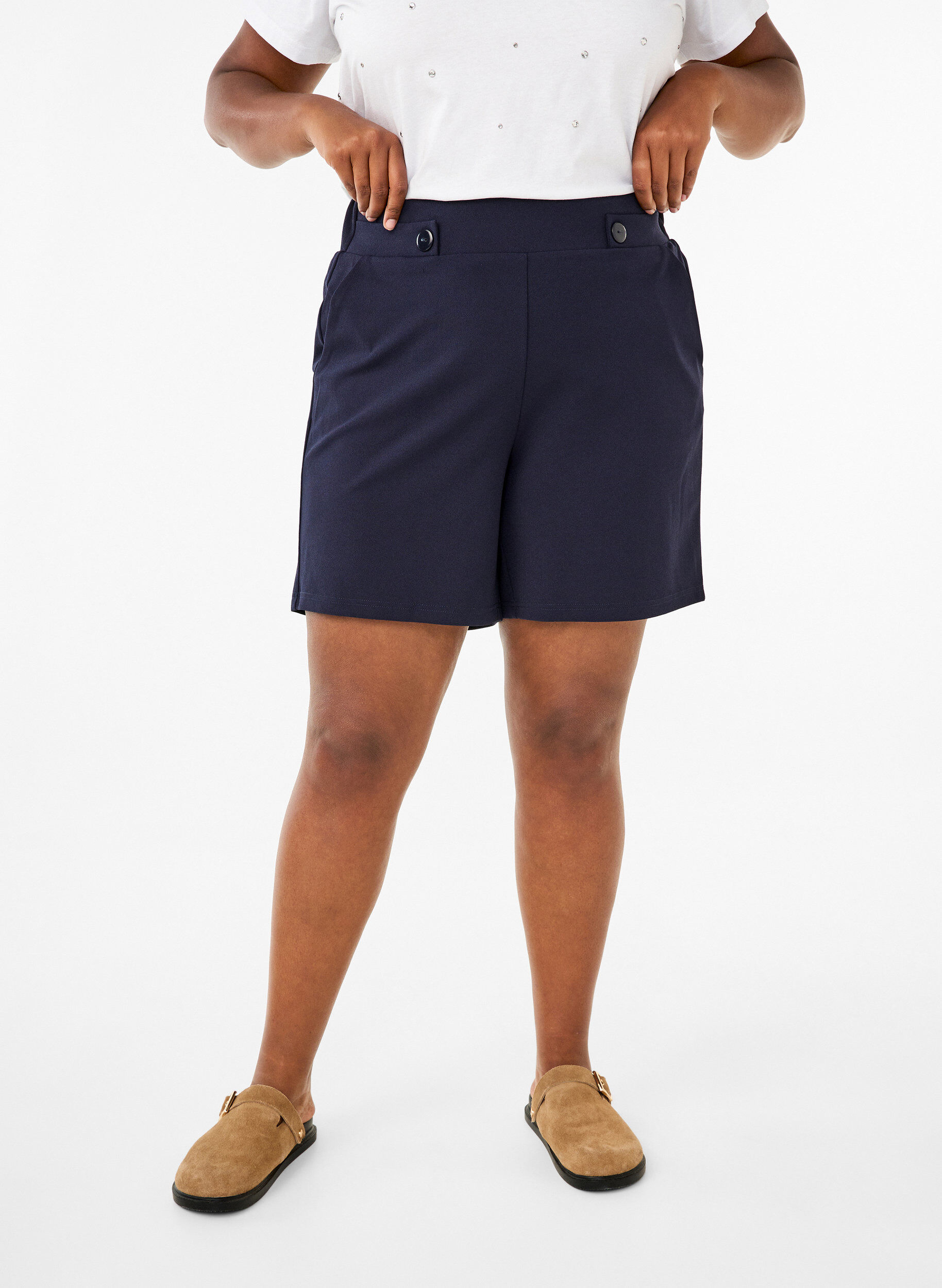 Zizzi Shorts med fickor och l&ouml;s passform, Bl&aring;, Model image number 3