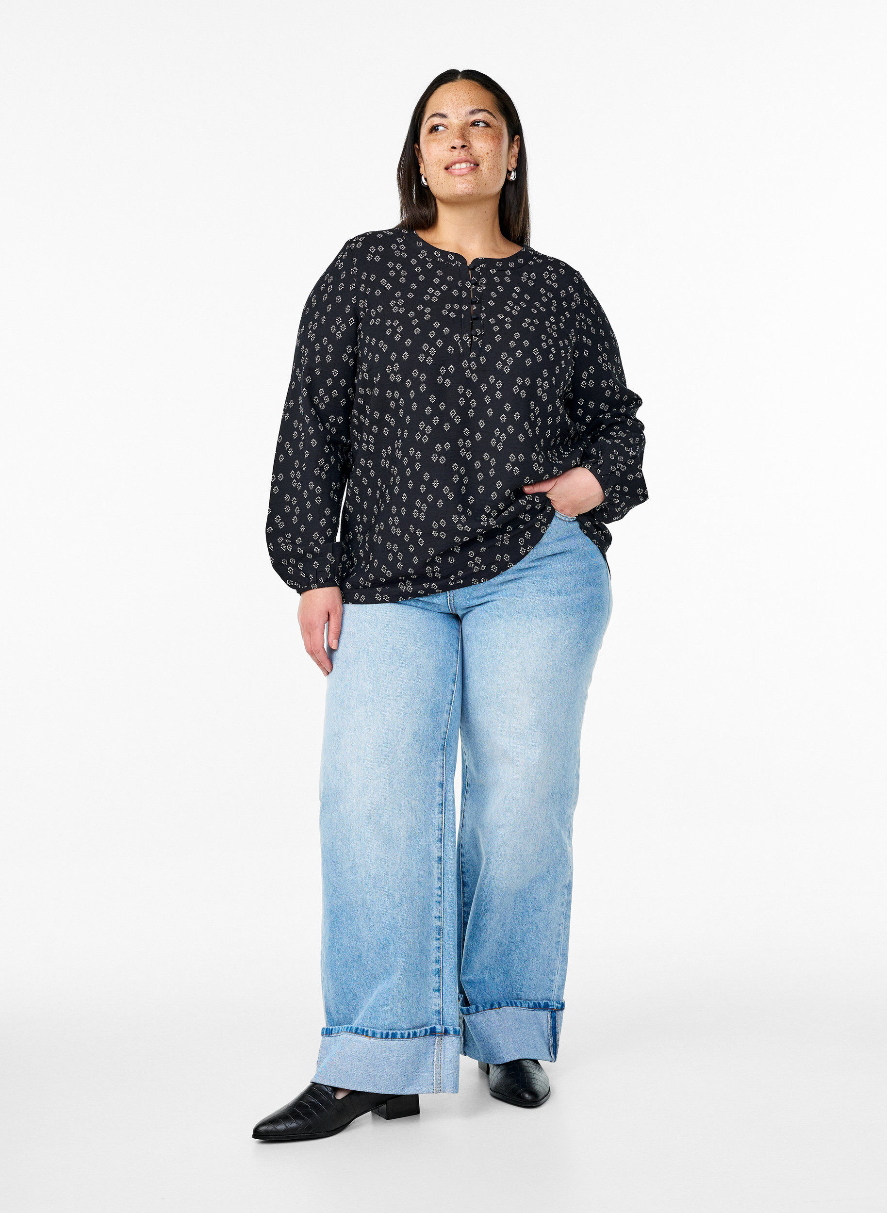 Zizzi L&aring;ng&auml;rmad blus med m&ouml;nster och knappar, Svart, Model image number 1