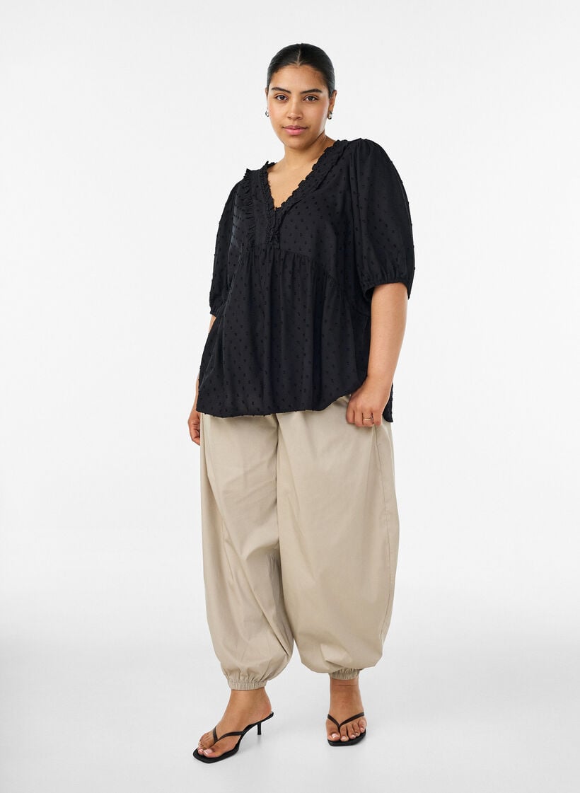 Blus i viskos med prickig textur och v-ringning, Svart, Model image number 1