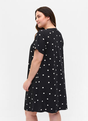 Prickig viskosklänning med korta ärmar, Black Dot, Model image number 1