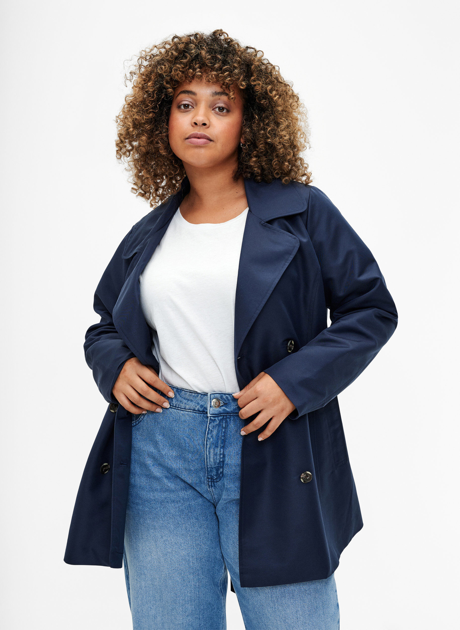 Zizzi Kort trenchcoat med sk&auml;rp, Bl&aring;, Model image number 0