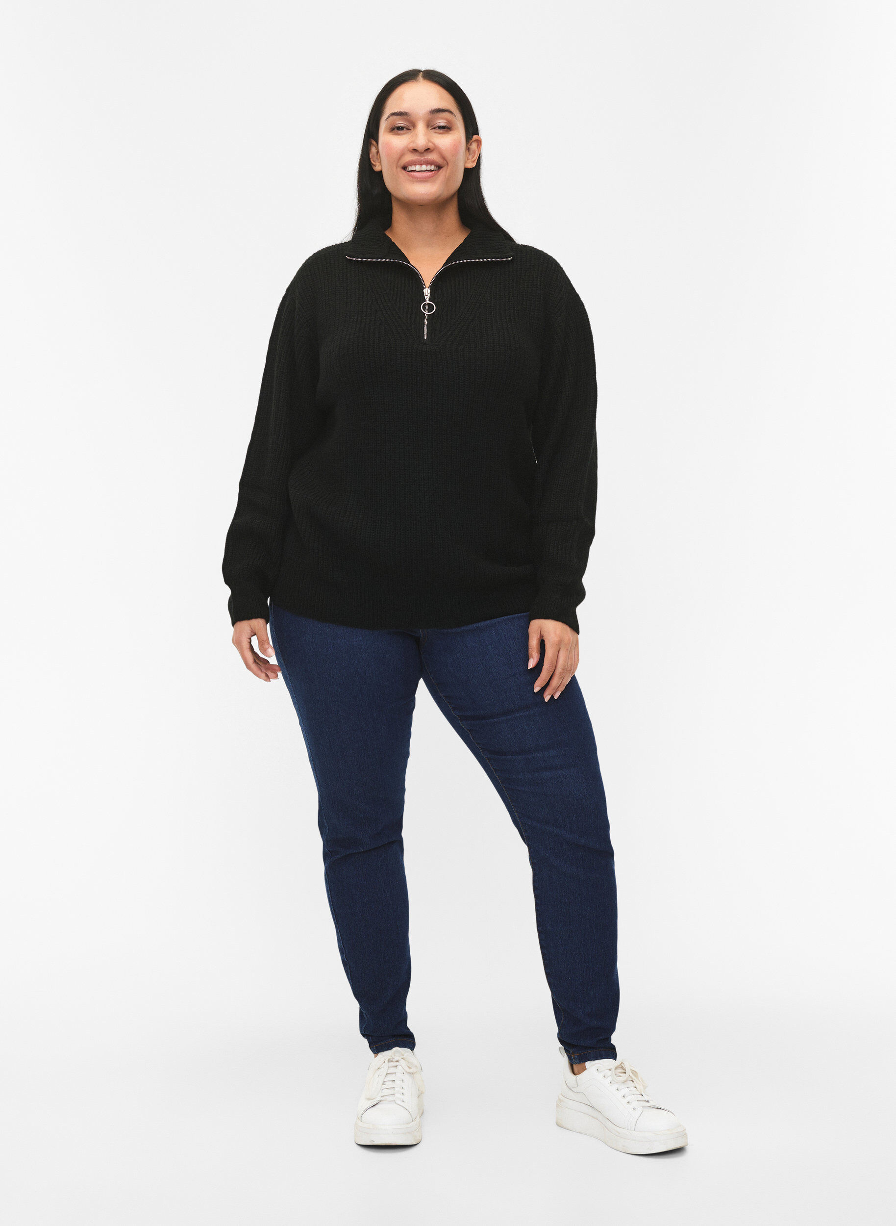 Zizzi FLASH &ndash; Stickad tr&ouml;ja med h&ouml;g hals och dragkedja, Svart, Model image number 1