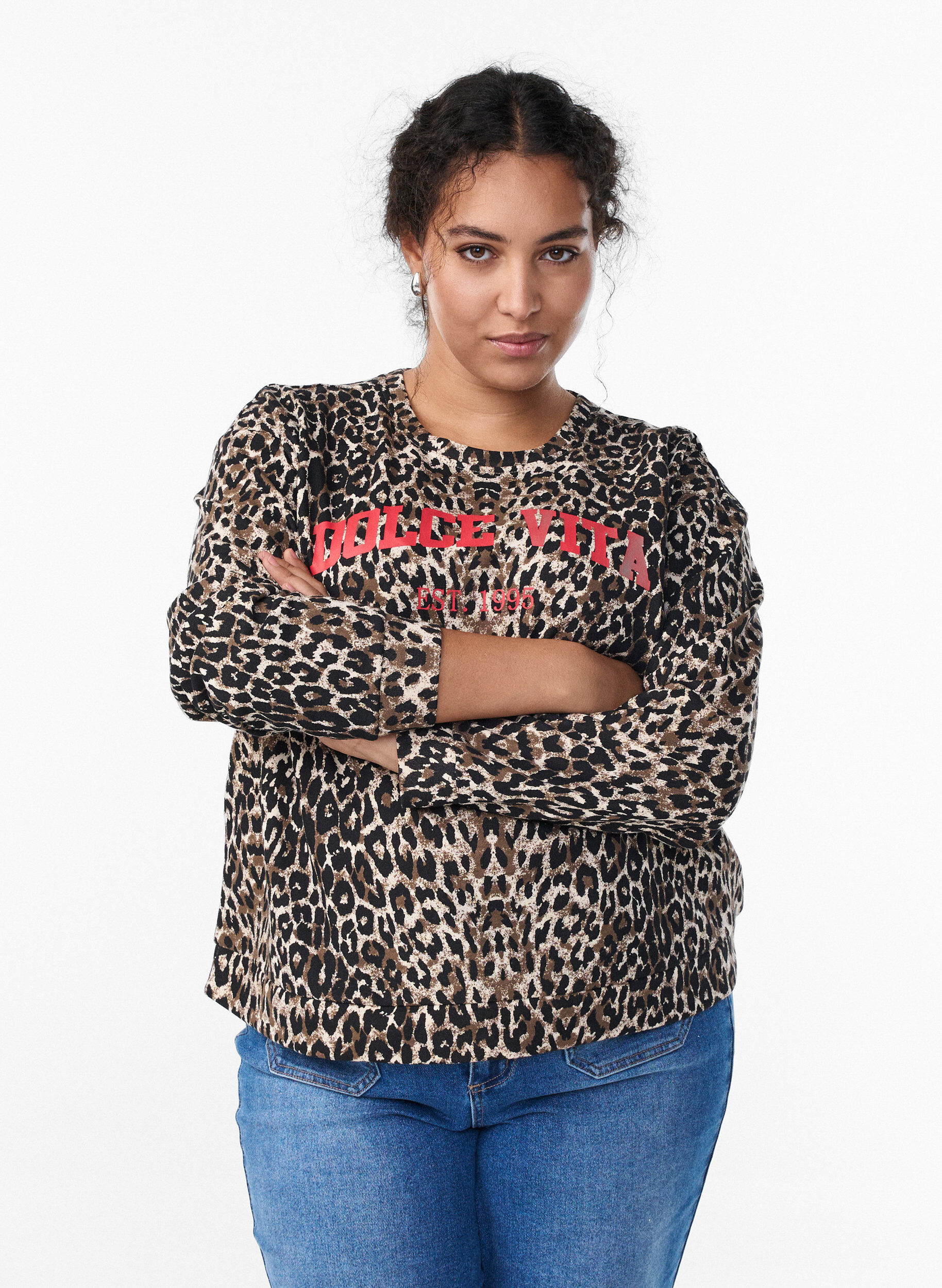 Leopardm&ouml;nstrad sweatshirt med statement-tryck, Brun, Model