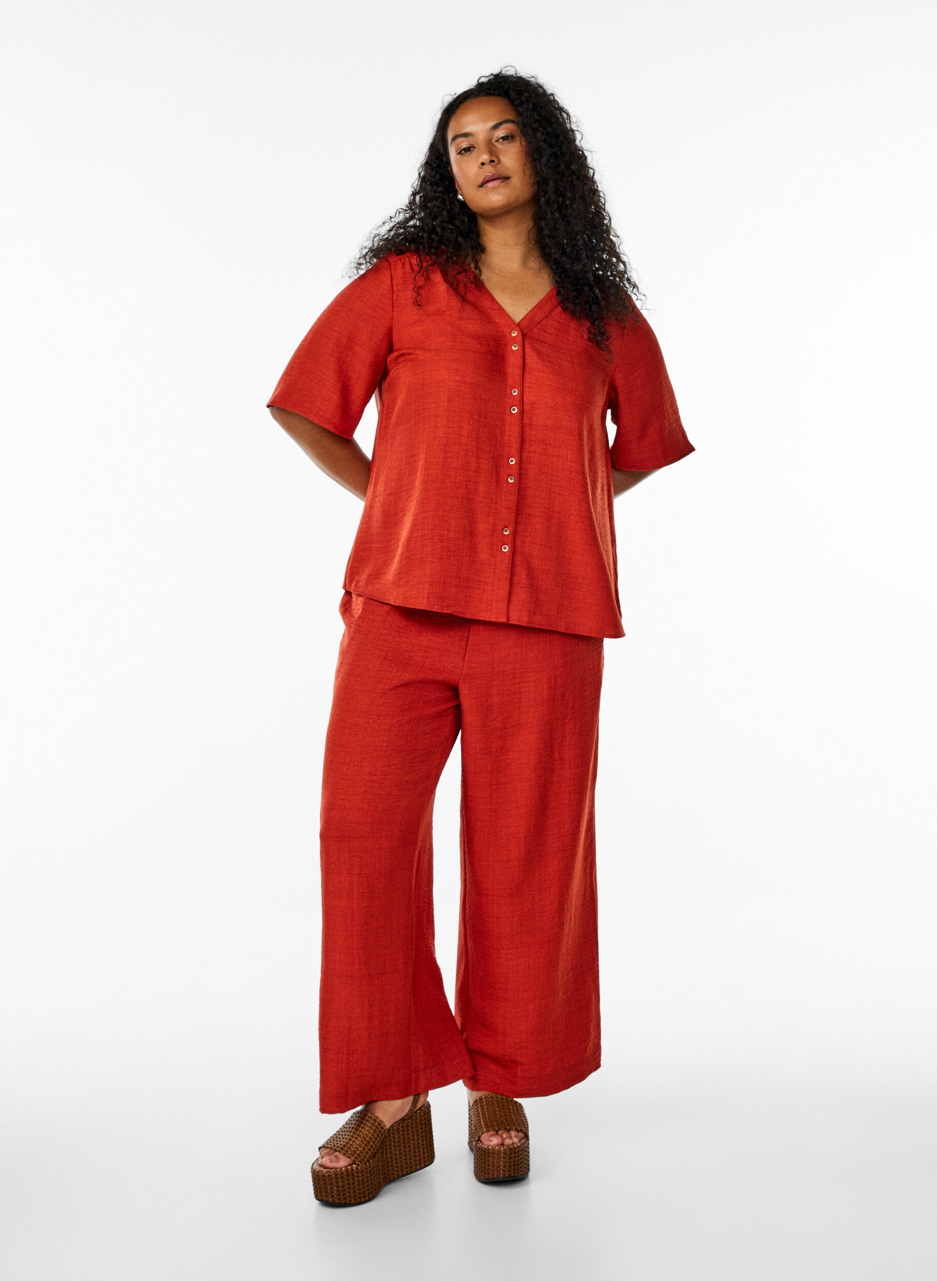 Zizzi V-ringad skjortblus med korta &auml;rmar, R&ouml;d, Model image number 1