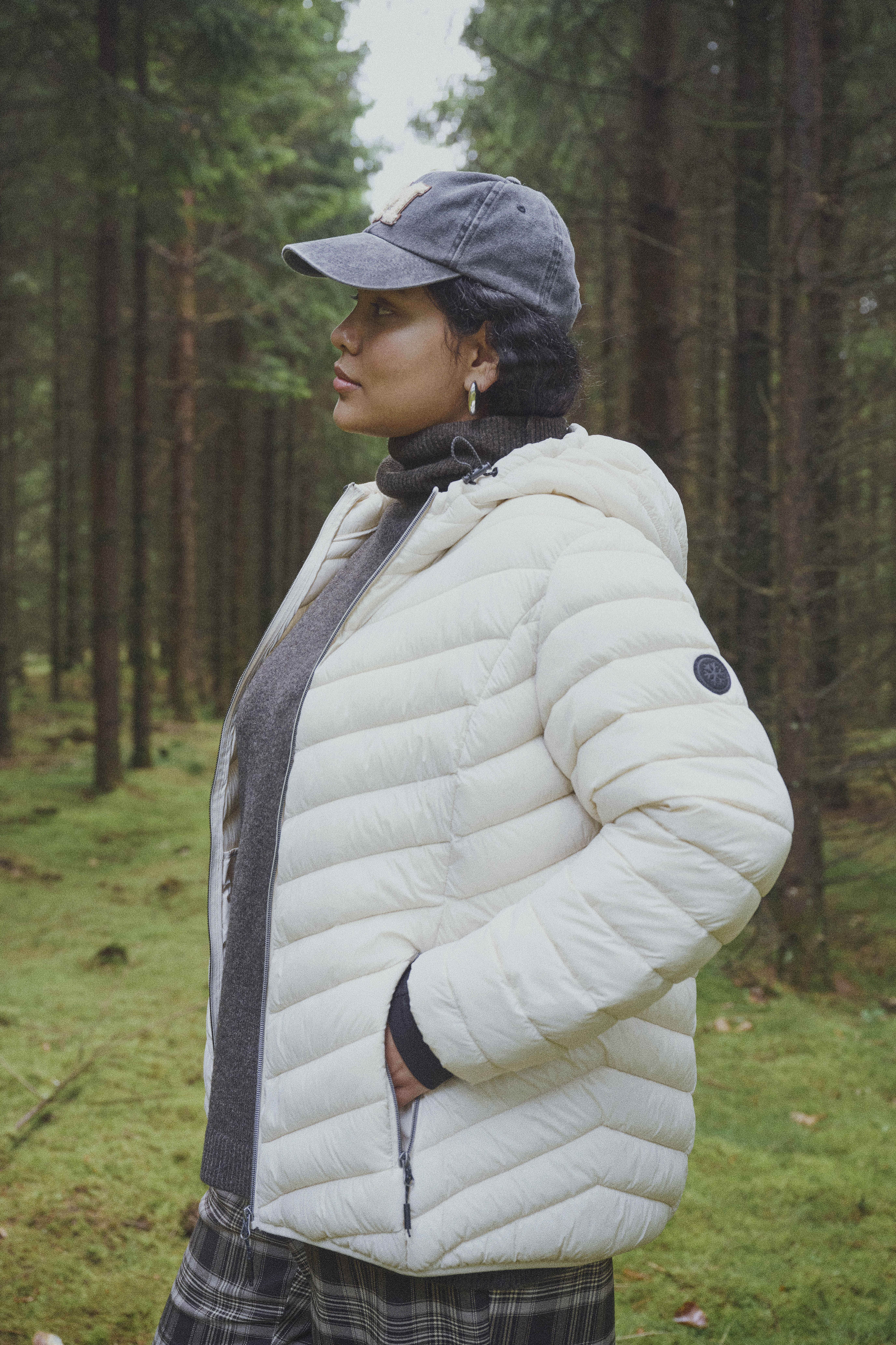 ZizziAvslappnad skogschic i gr&aring; nyanser, , Model
