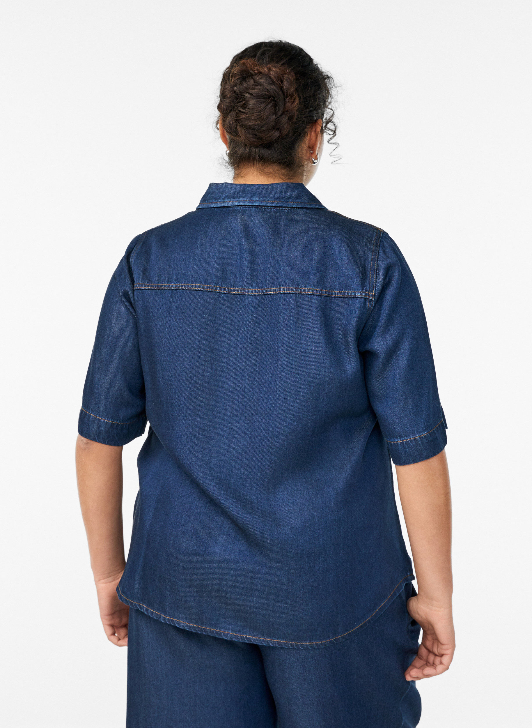 Zizzi Kort&auml;rmad skjorta i lyocell med denimlook, Bl&aring;, Model image number 2