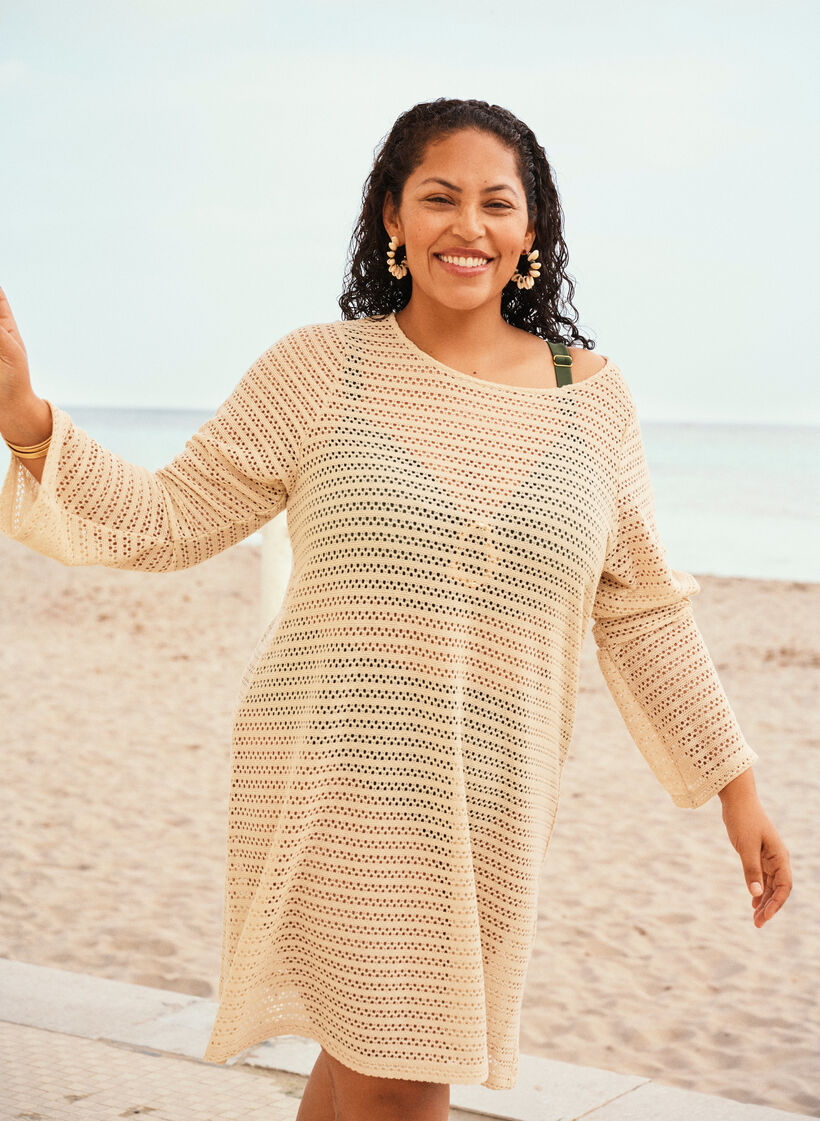 Strandkl&auml;nning med h&aring;lbroderi och l&aring;nga &auml;rmar, Beige, Image image number 0