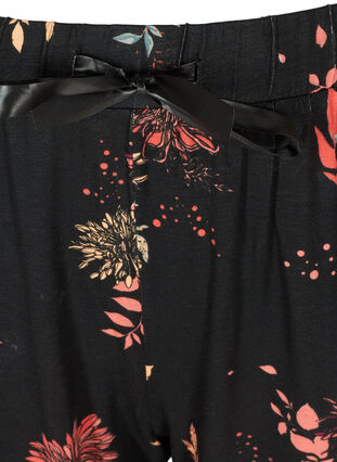 Blommiga pyjamasbyxor i viskos, Black AOP Flower, Packshot image number 2