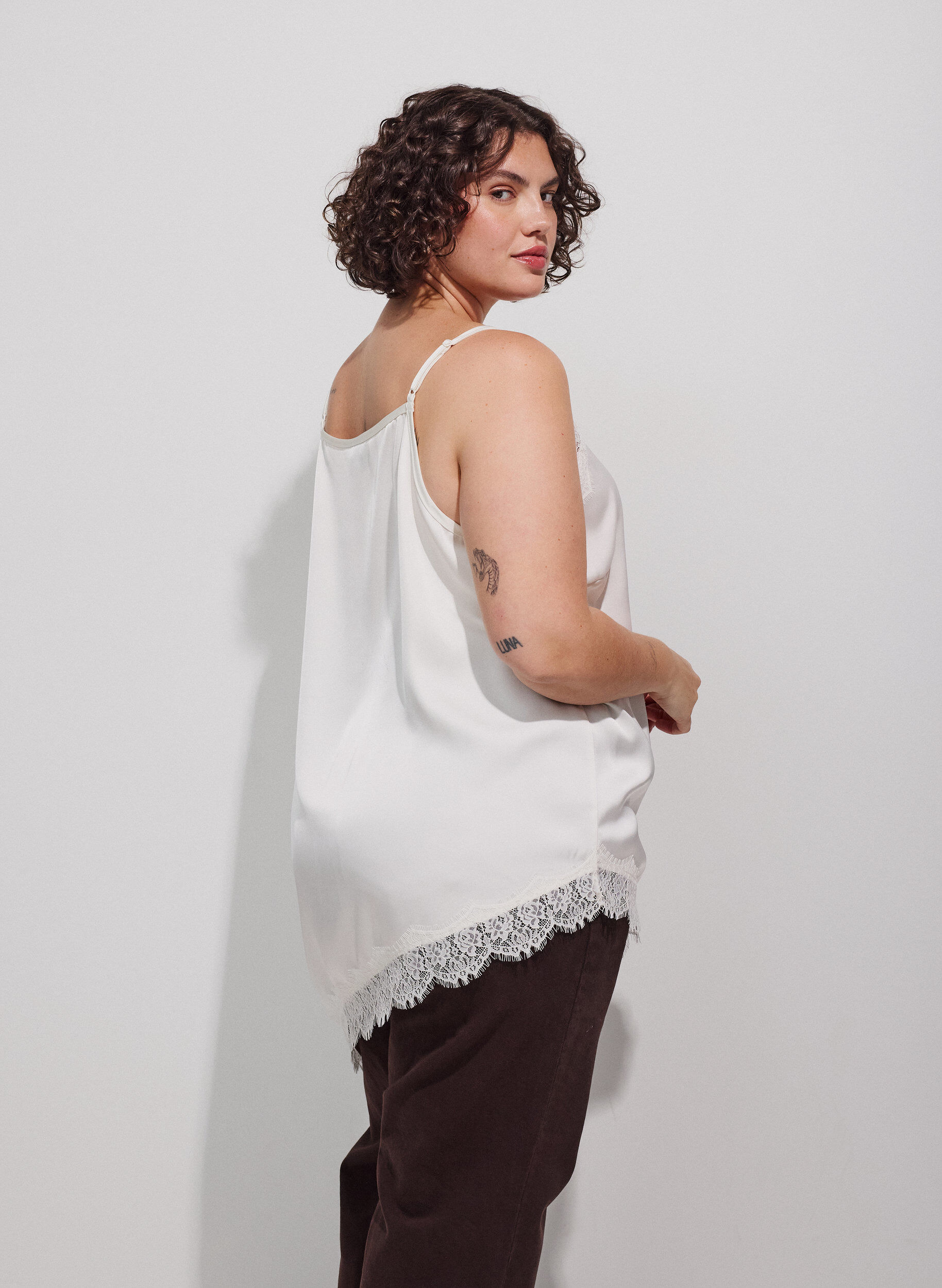 ZizziLinne med spets och asymmetrisk nederkant, Vanilla, Model image number 2