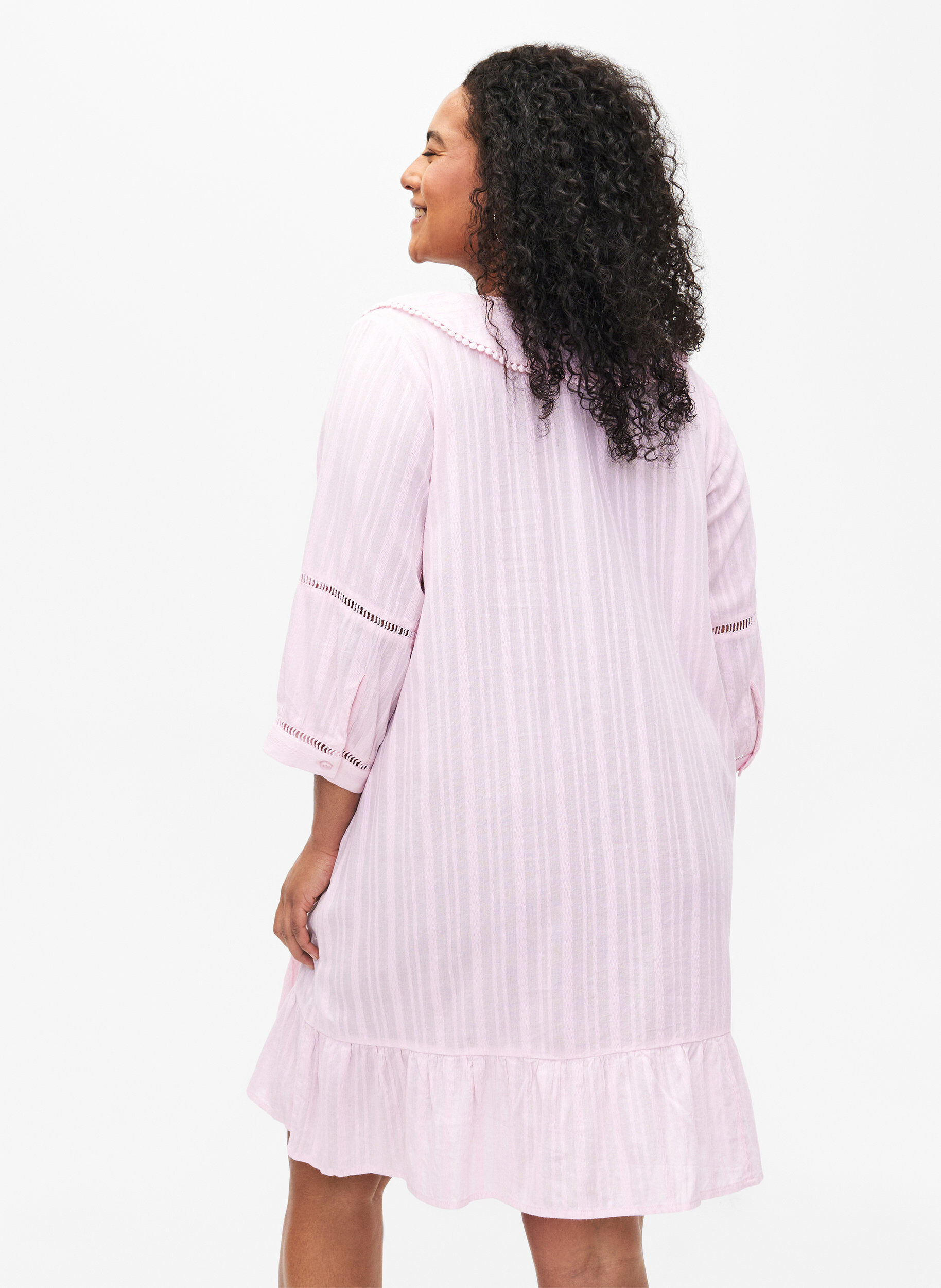 Zizzi Kl&auml;nning i bomulls- och viskosblandning med 3/4 &auml;rmar, Almond Blossom, Model image number 1