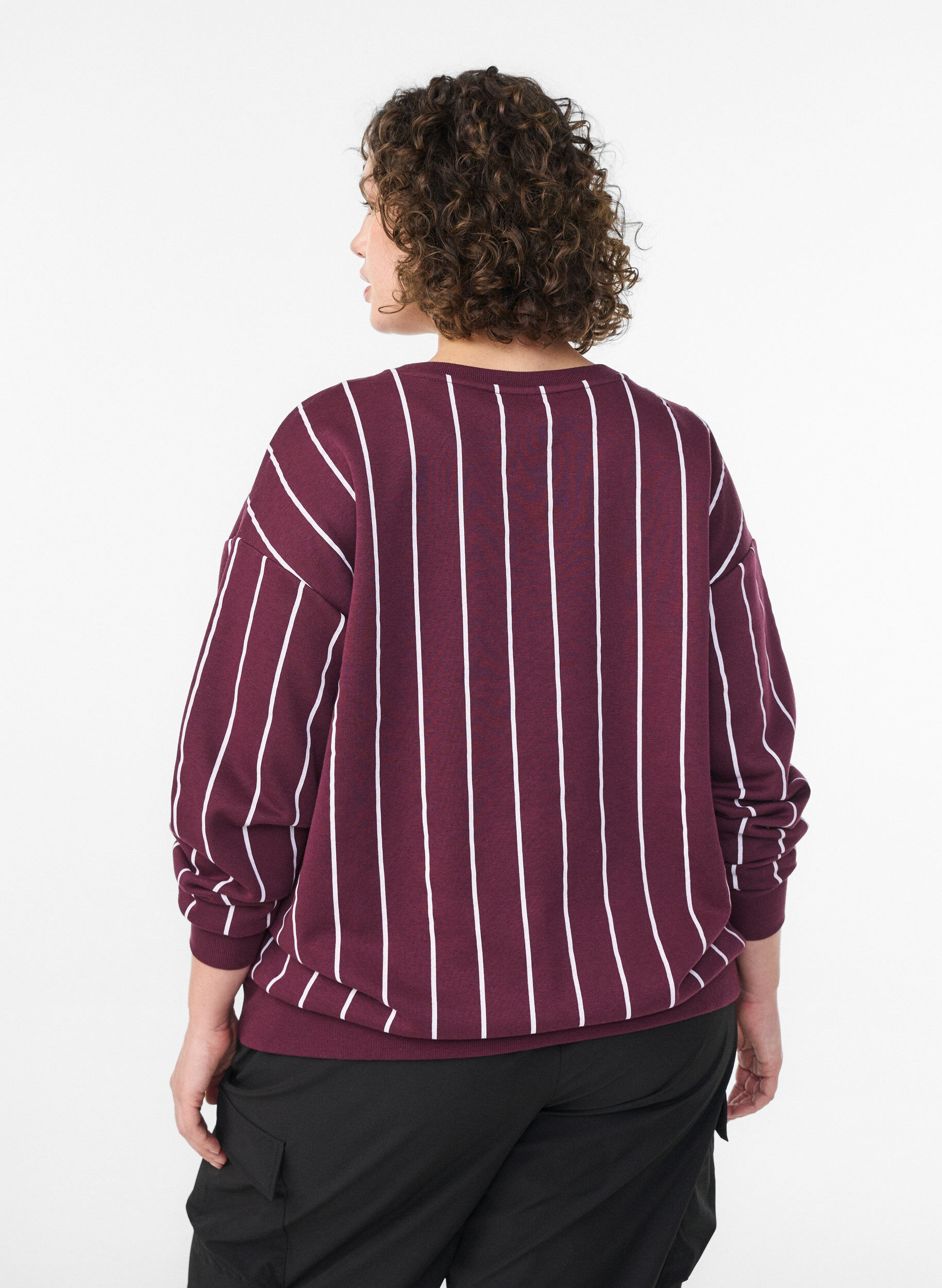 Zizzi Randig sweatshirt med texttryck, R&ouml;d, Model image number 2