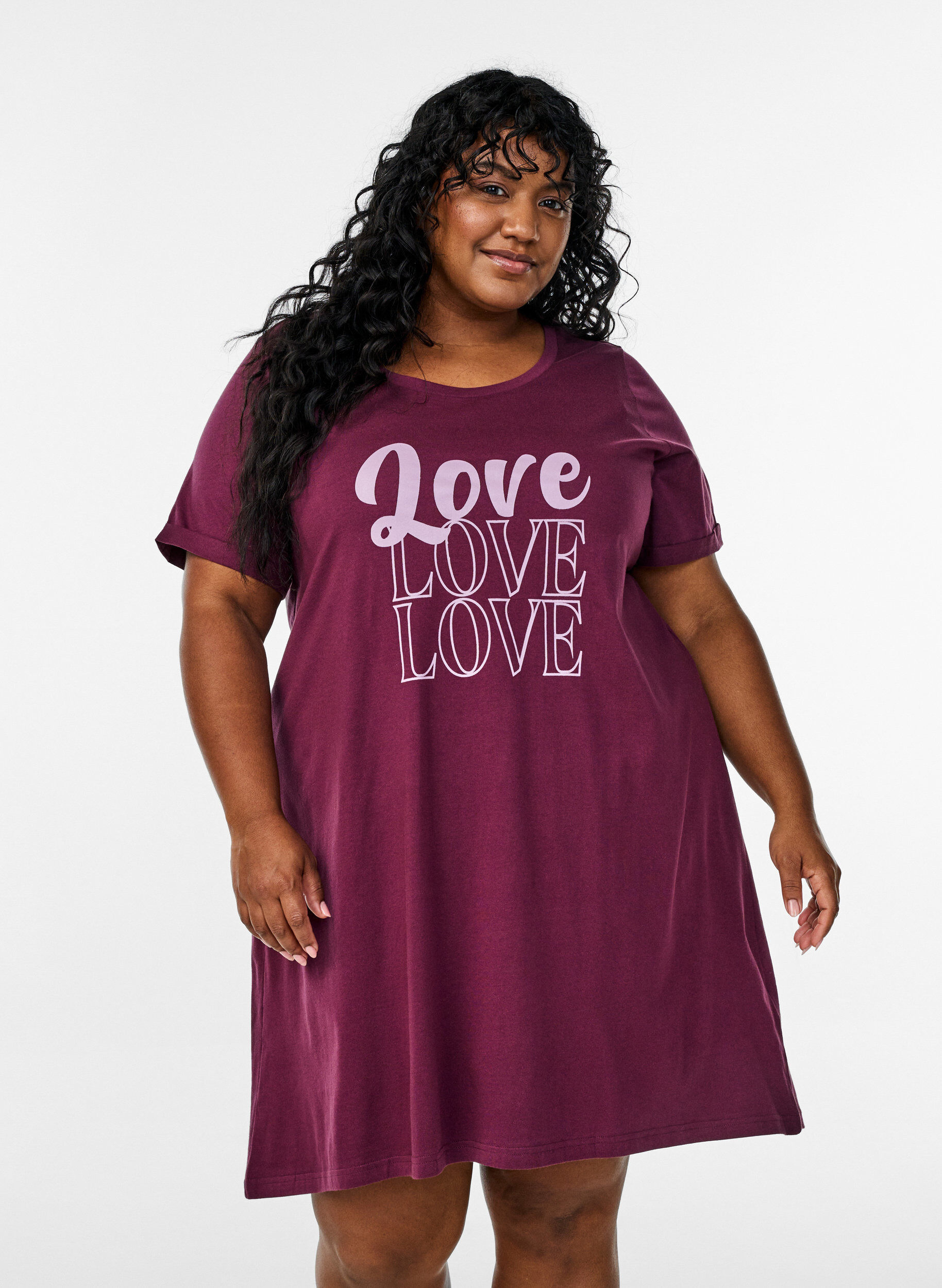 Kort&auml;rmat nattlinne i ekologisk bomull, M&ouml;rk Bordeaux, Model