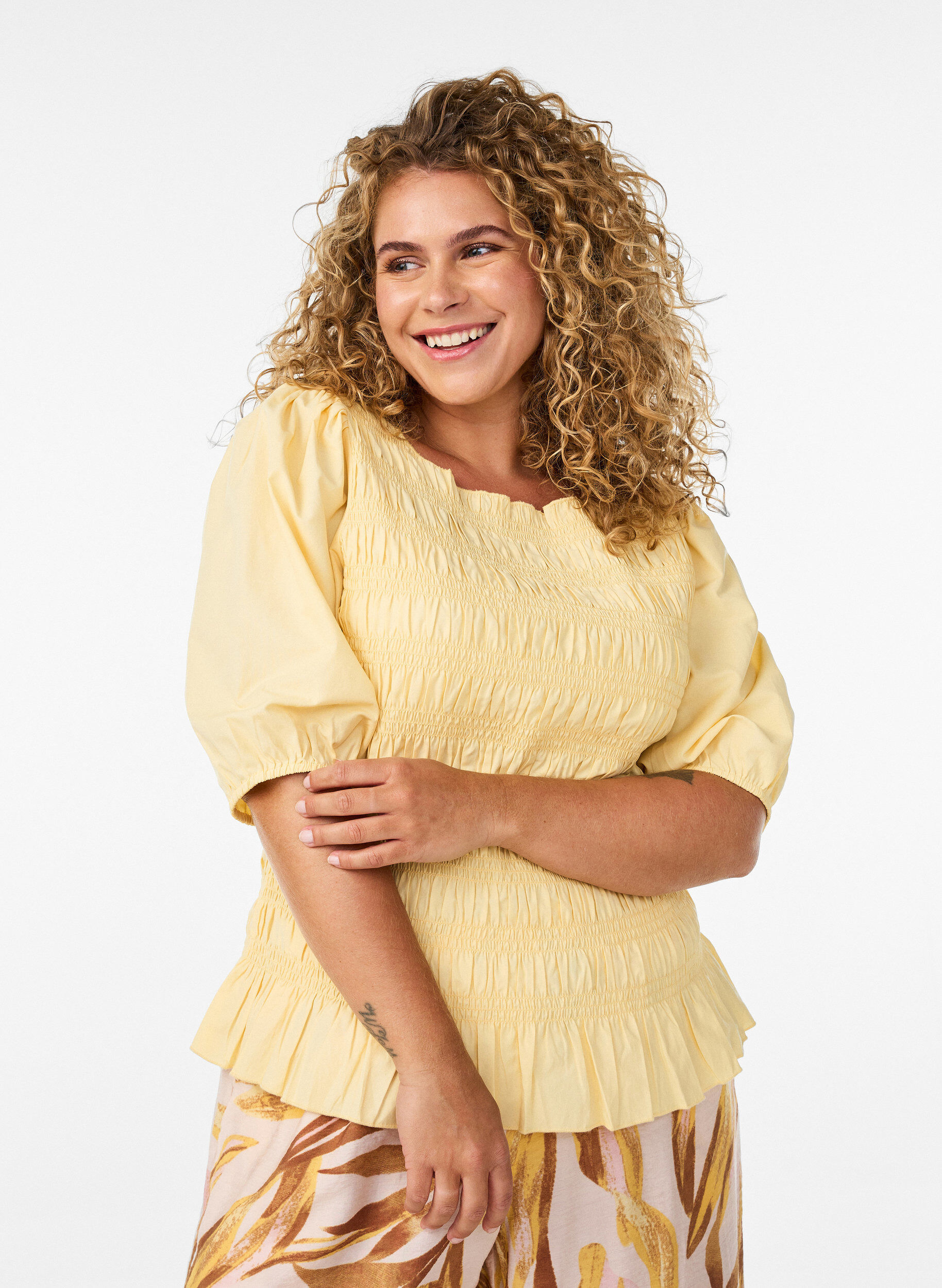 ZizziSmockblus med volangkant och b&aring;tringning, Gul, Model image number 0
