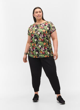 Kortärmad, mönstrad t-shirt för träning, Palm Flower AOP, Model image number 2