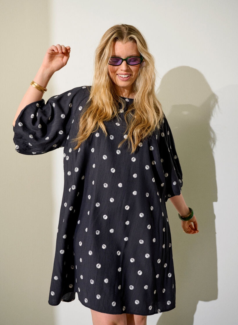 Kort kl&auml;nning i viskos med ballong&auml;rmar, Svart, Image