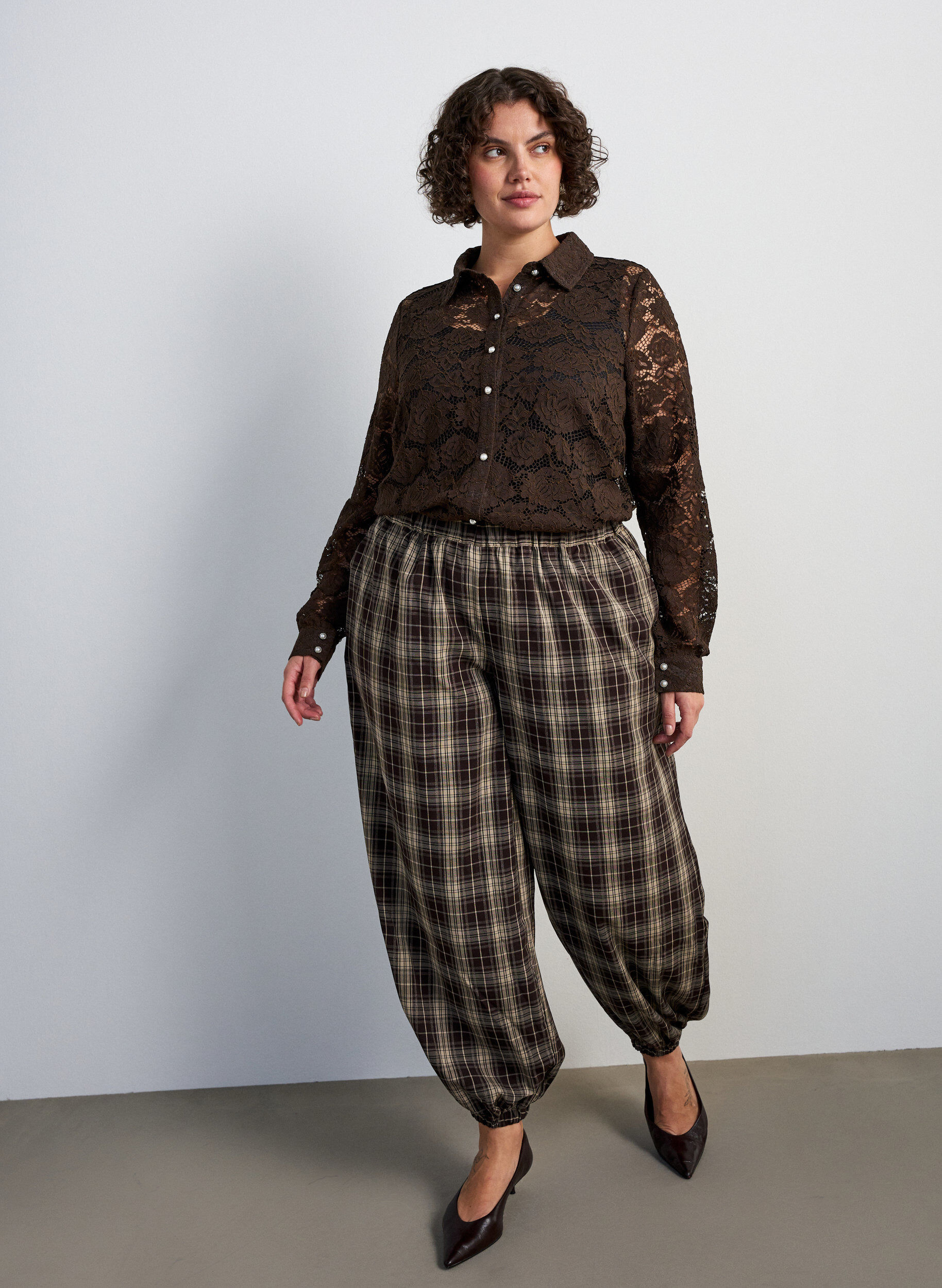 ZizziSkjorta i spets med p&auml;rlknappar, Brun, Model image number 1