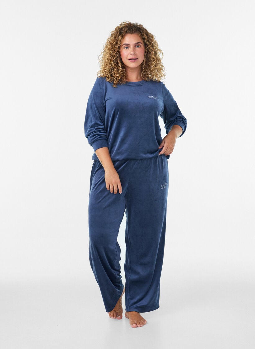 Blus i velour med broderad text, Bl&aring;, Model image number 1