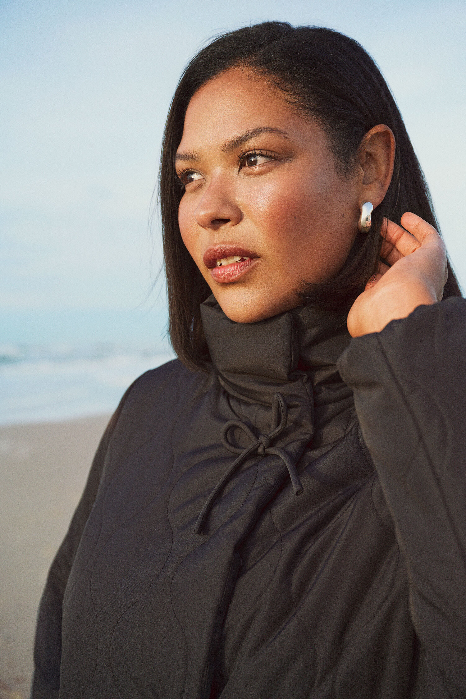 Zizzi Kort quiltad jacka med rosetter, , Model