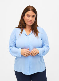 Enfärgad skjorta med V-ringning, Serenity, Model
