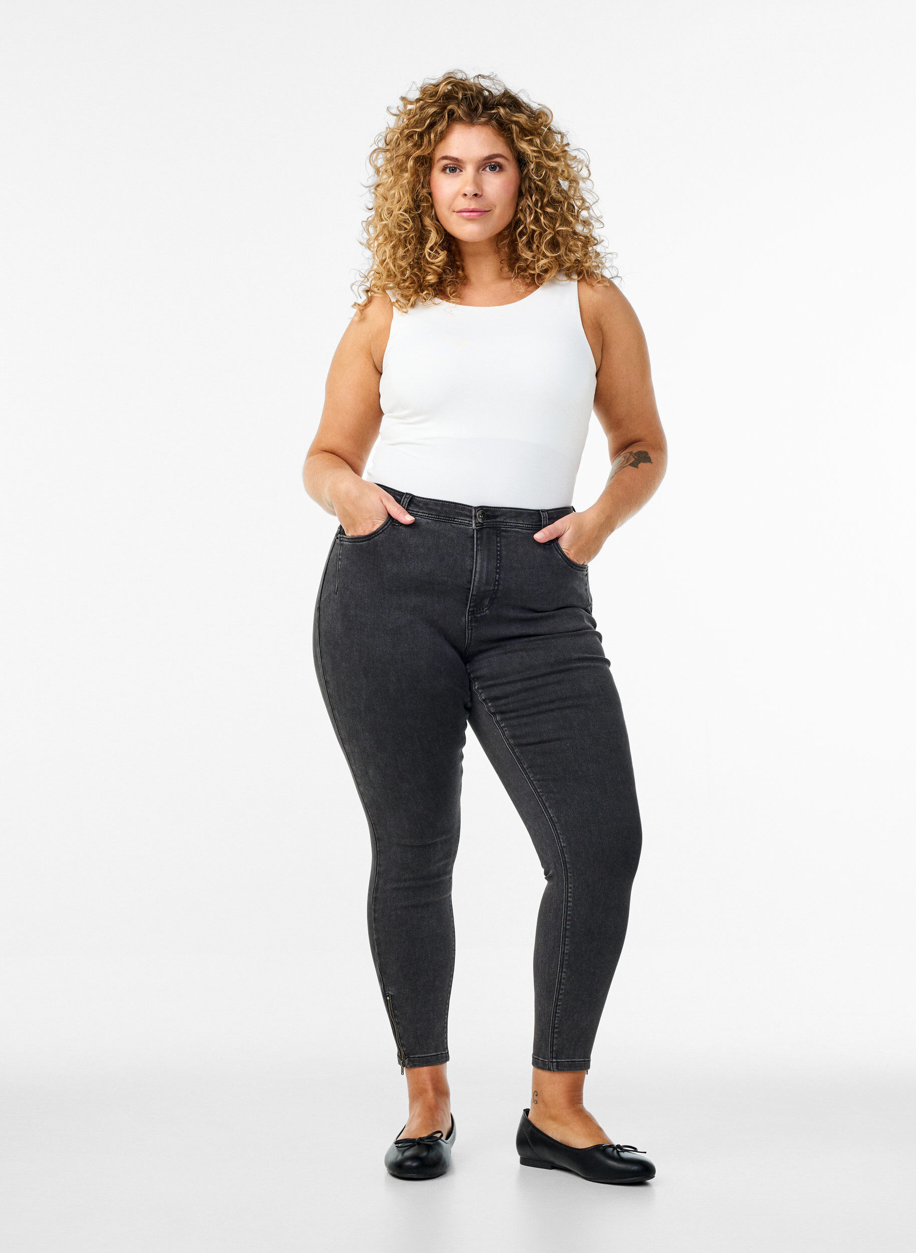 Croppade Amy jeans med blixtl&aring;s, Gr&aring;, Model