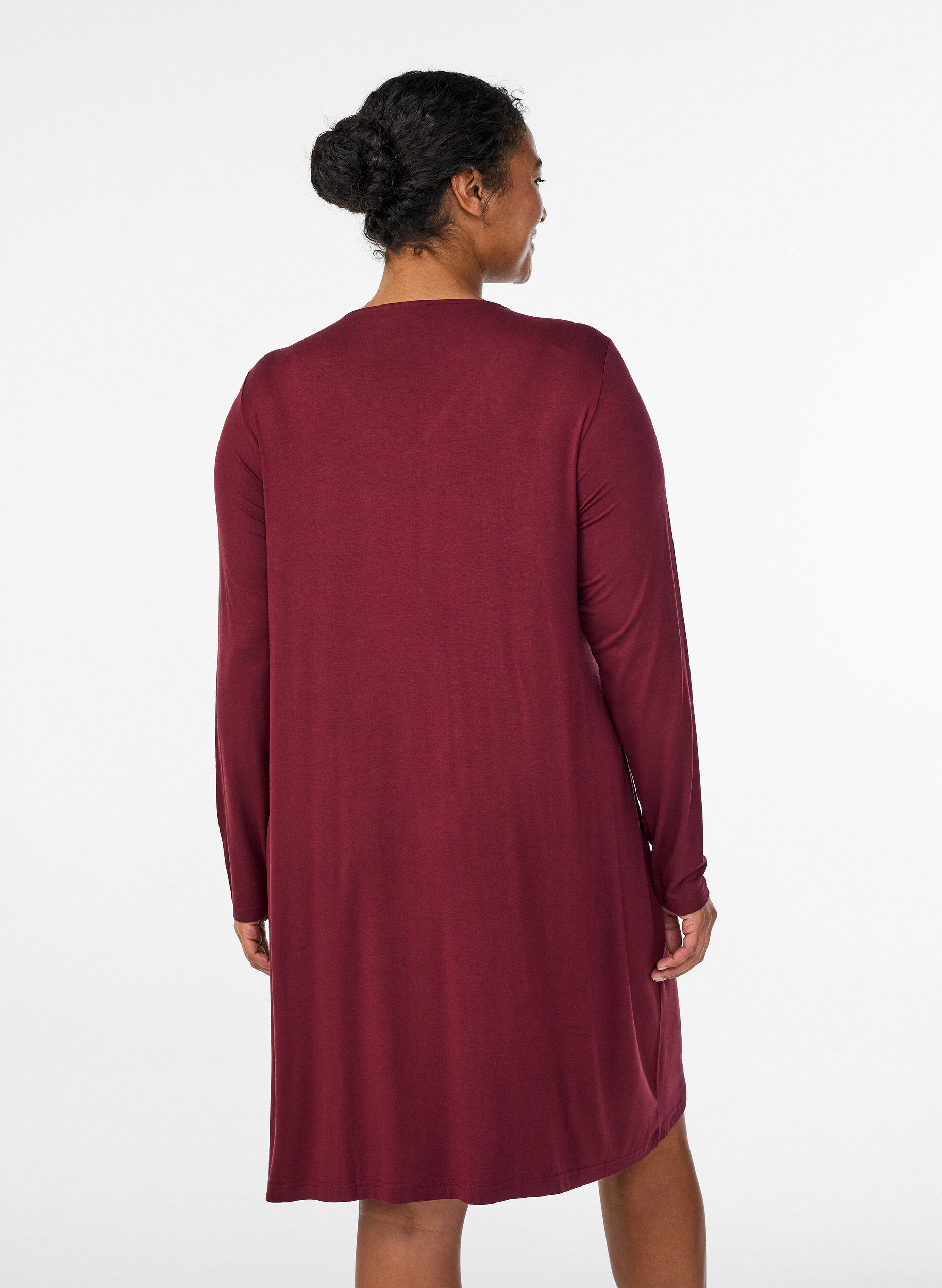 Zizzi L&aring;ng&auml;rmat nattlinne med spetsinf&auml;llning och v-ringning, R&ouml;d, Model image number 2