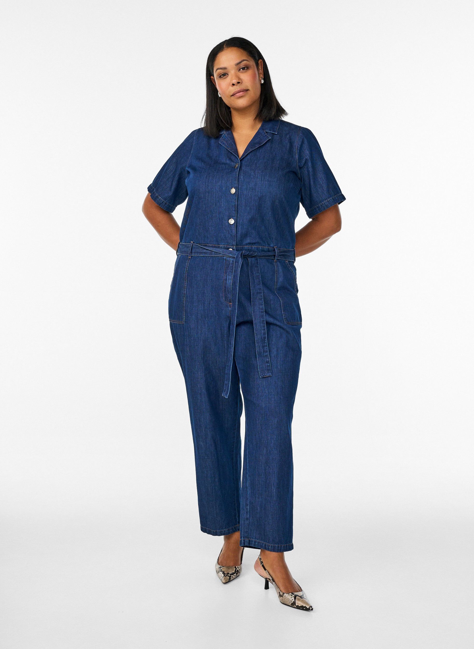 Zizzi Jumpsuit i denim med korta &auml;rmar och knytsk&auml;rp, Bl&aring;, Model image number 0