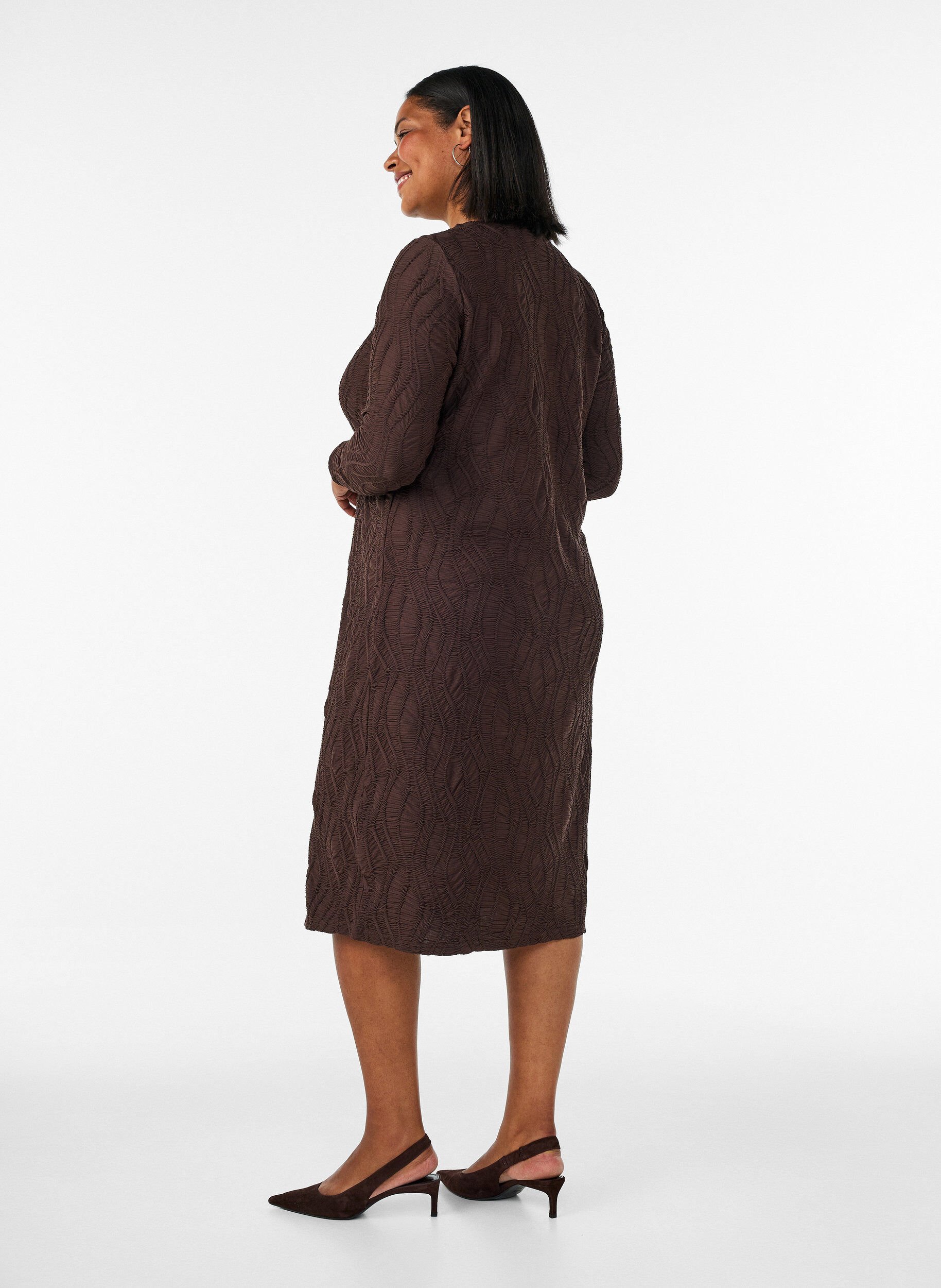 ZizziMidikl&auml;nning med v&aring;gig struktur och l&aring;nga &auml;rmar, Brun, Model image number 1