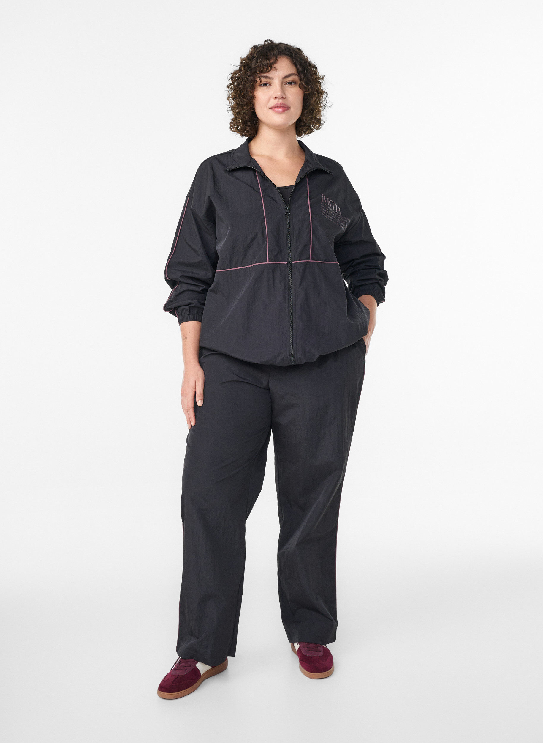 Zizzi L&auml;tt jacka med kontrastpiping, Svart, Model image number 1