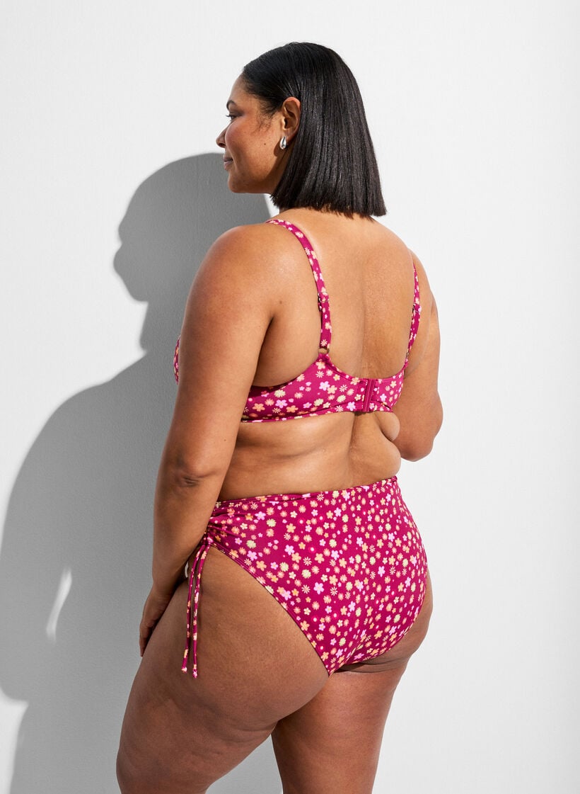 Tai-bikinitrosa med knytning och blommigt m&ouml;nster, R&ouml;d, Model image number 1