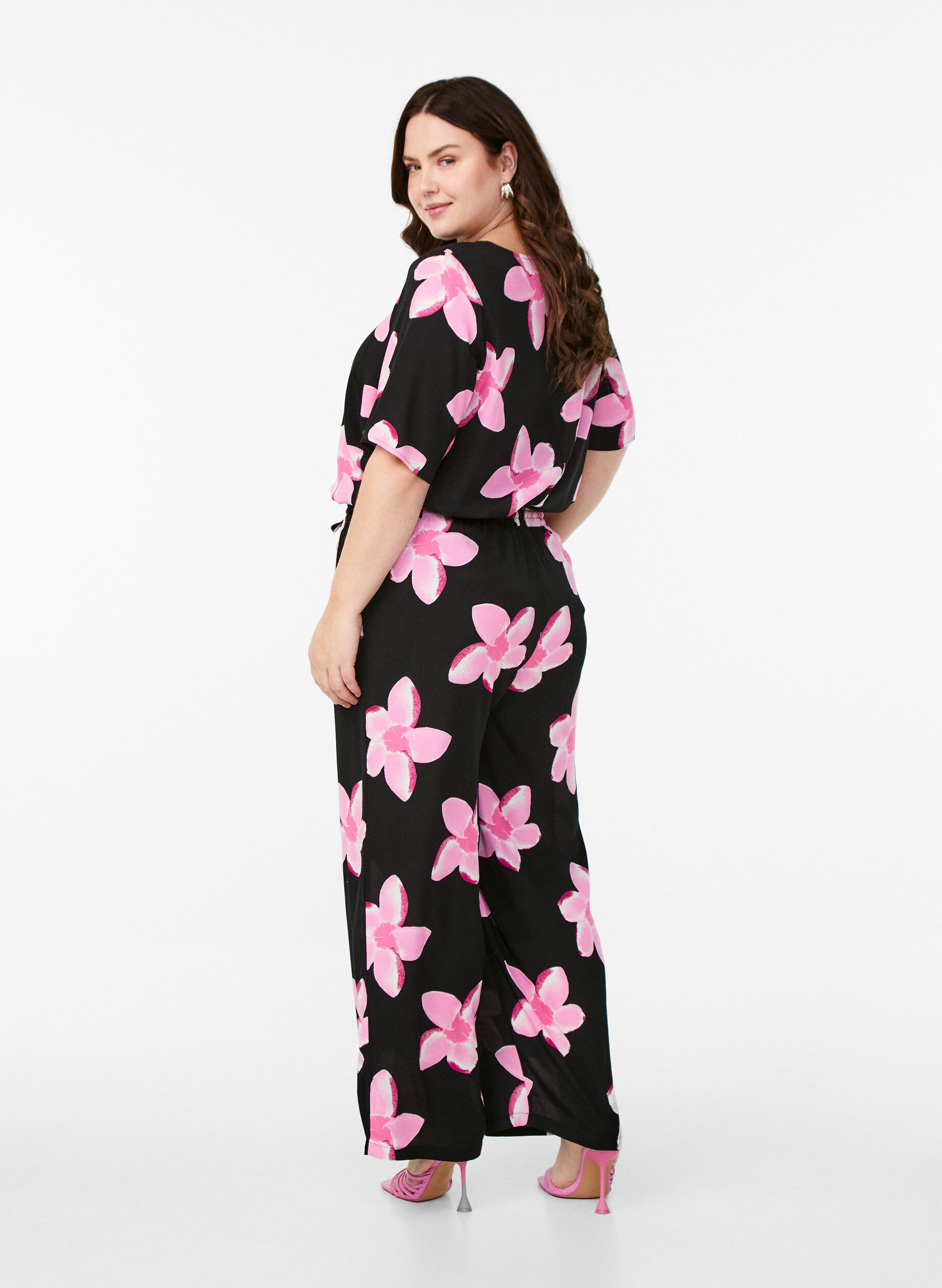 Zizzi L&ouml;s passform viskosbyxor med tryck, Svart, Model image number 1