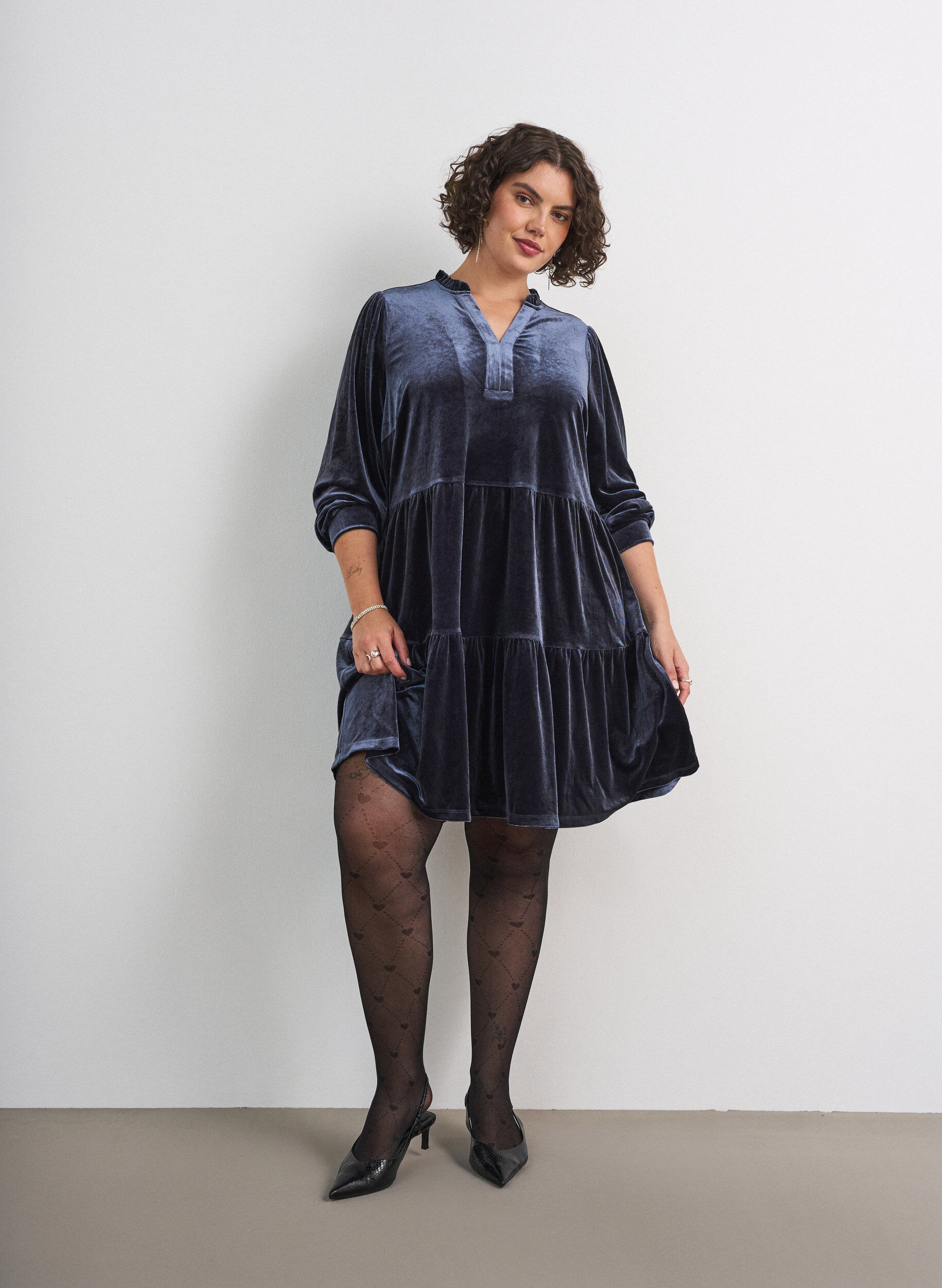 ZizziKort kl&auml;nning i velour med volangkrage och l&aring;nga &auml;rmar, Bl&aring;, Model image number 1