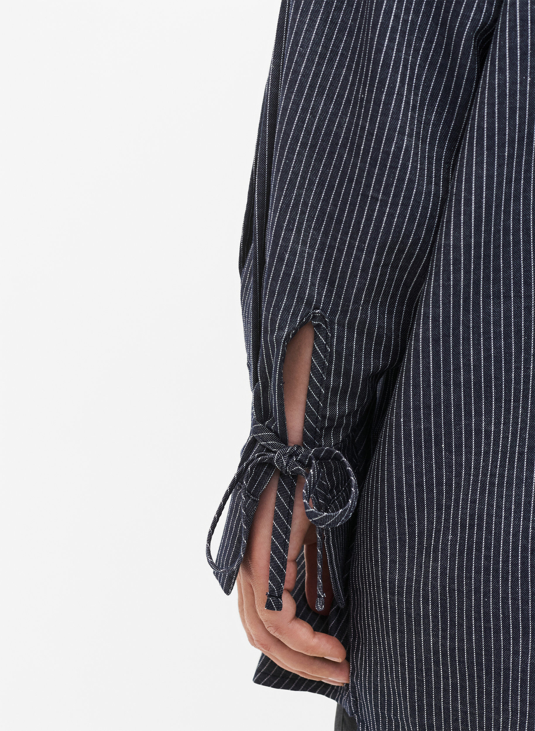 Zizzi Skjorta med knytning p&aring; &auml;rmen, Navy Stripe, Model image number 2