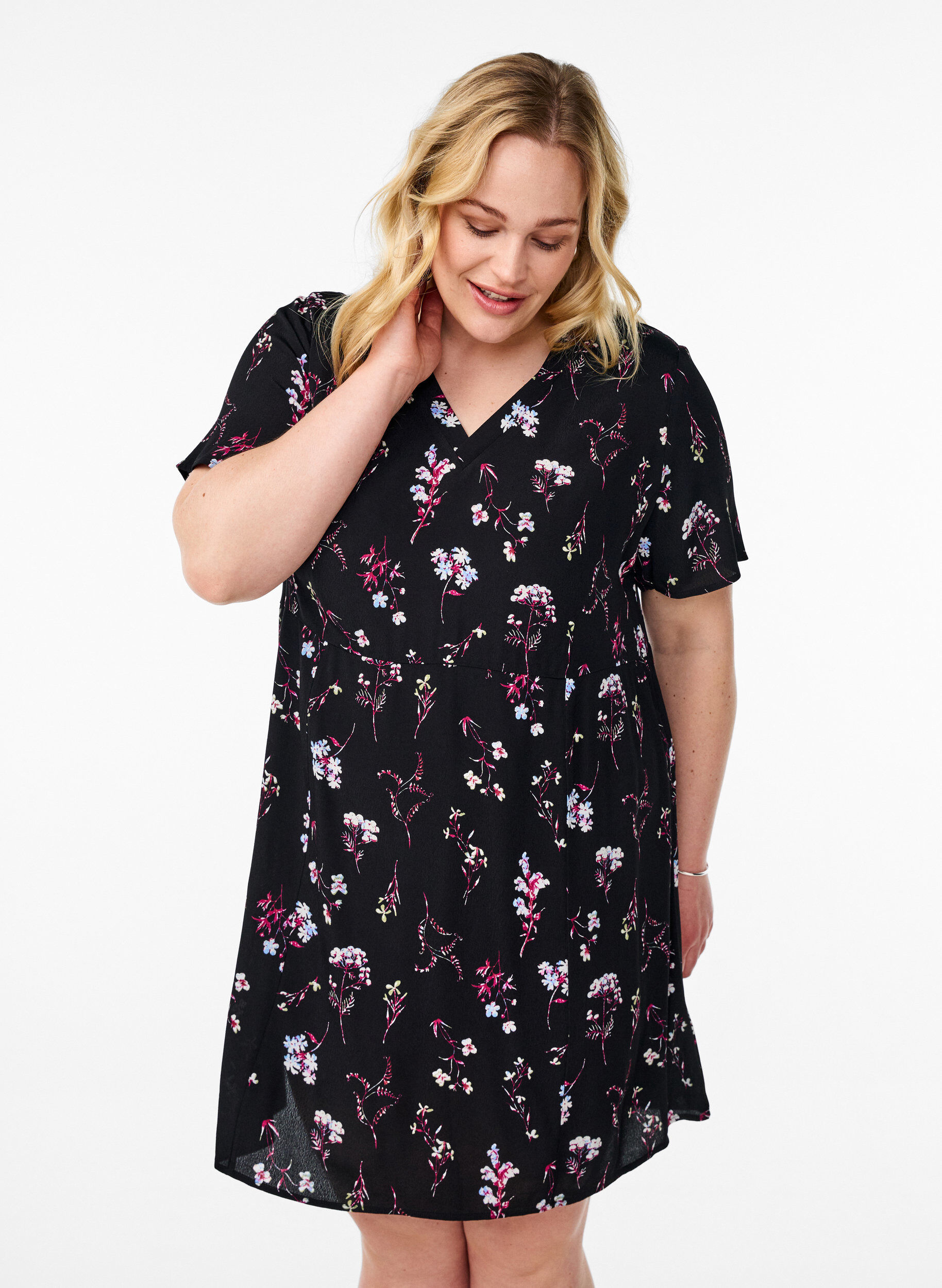 ZizziKort kl&auml;nning med blomm&ouml;nster, Svart, Model image number 0