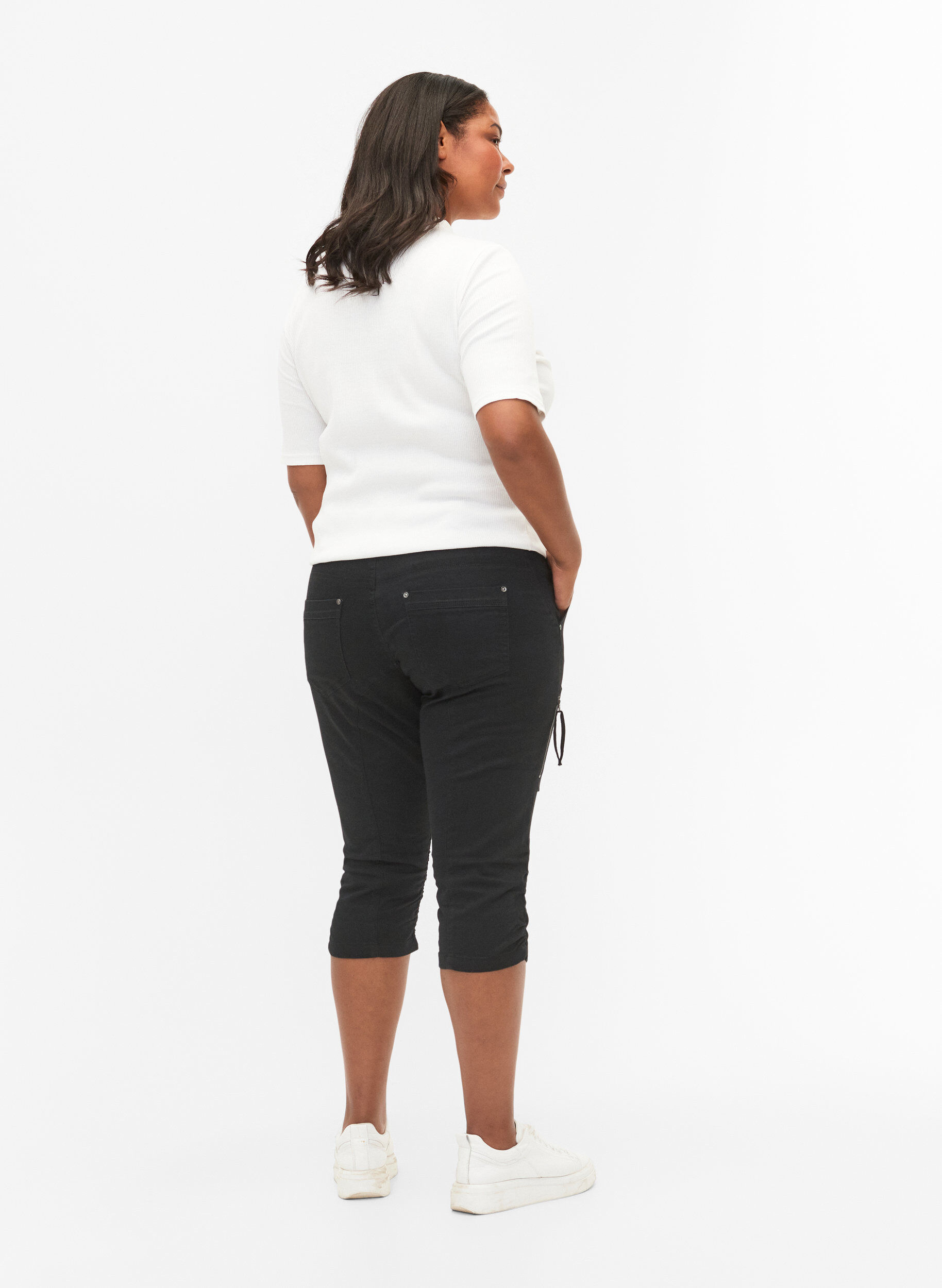 Zizzi Slim fit capri-jeans med fickor, Svart, Model image number 1