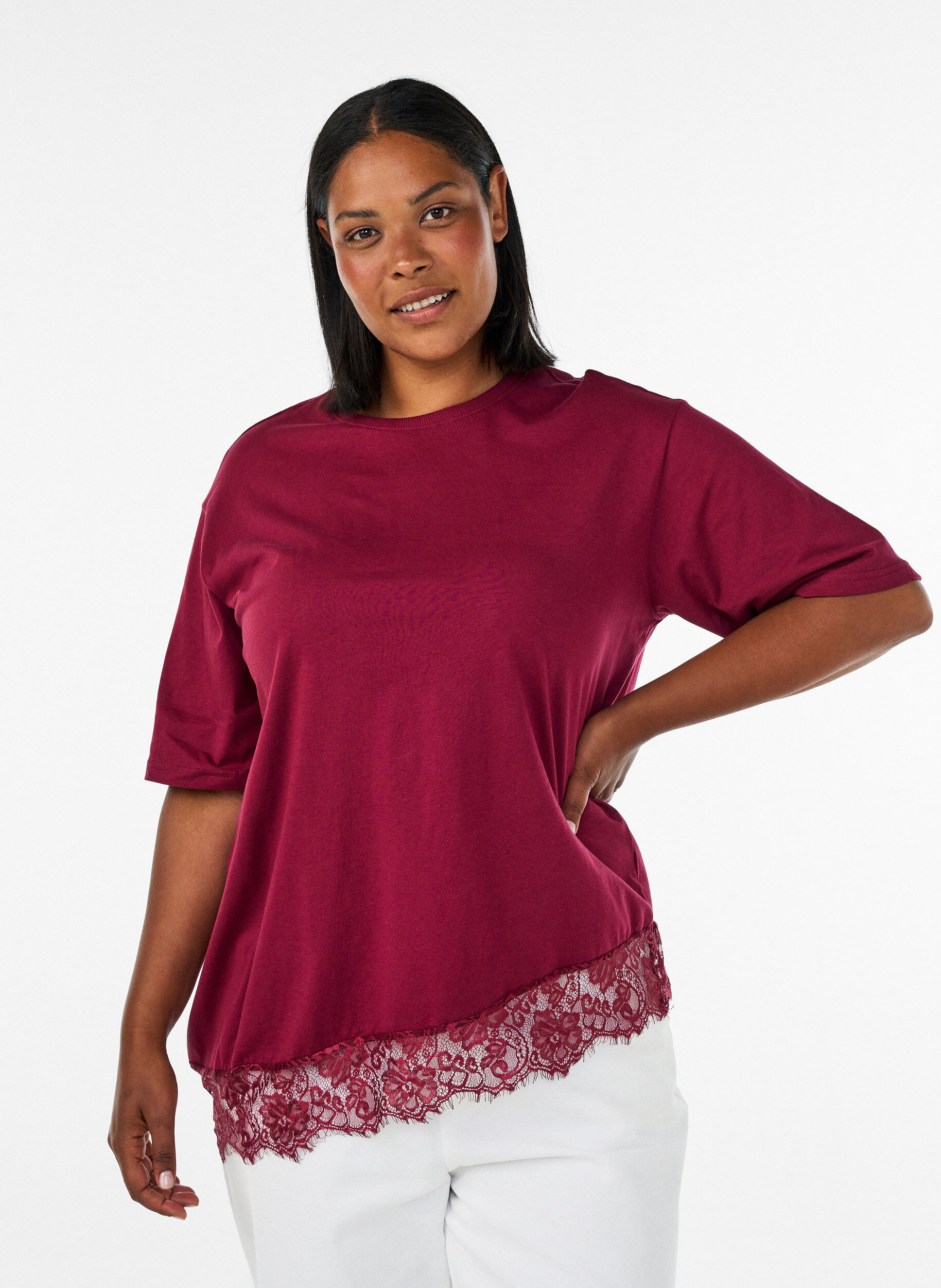 T-shirt med asymmetrisk spetskant, R&ouml;d, Model