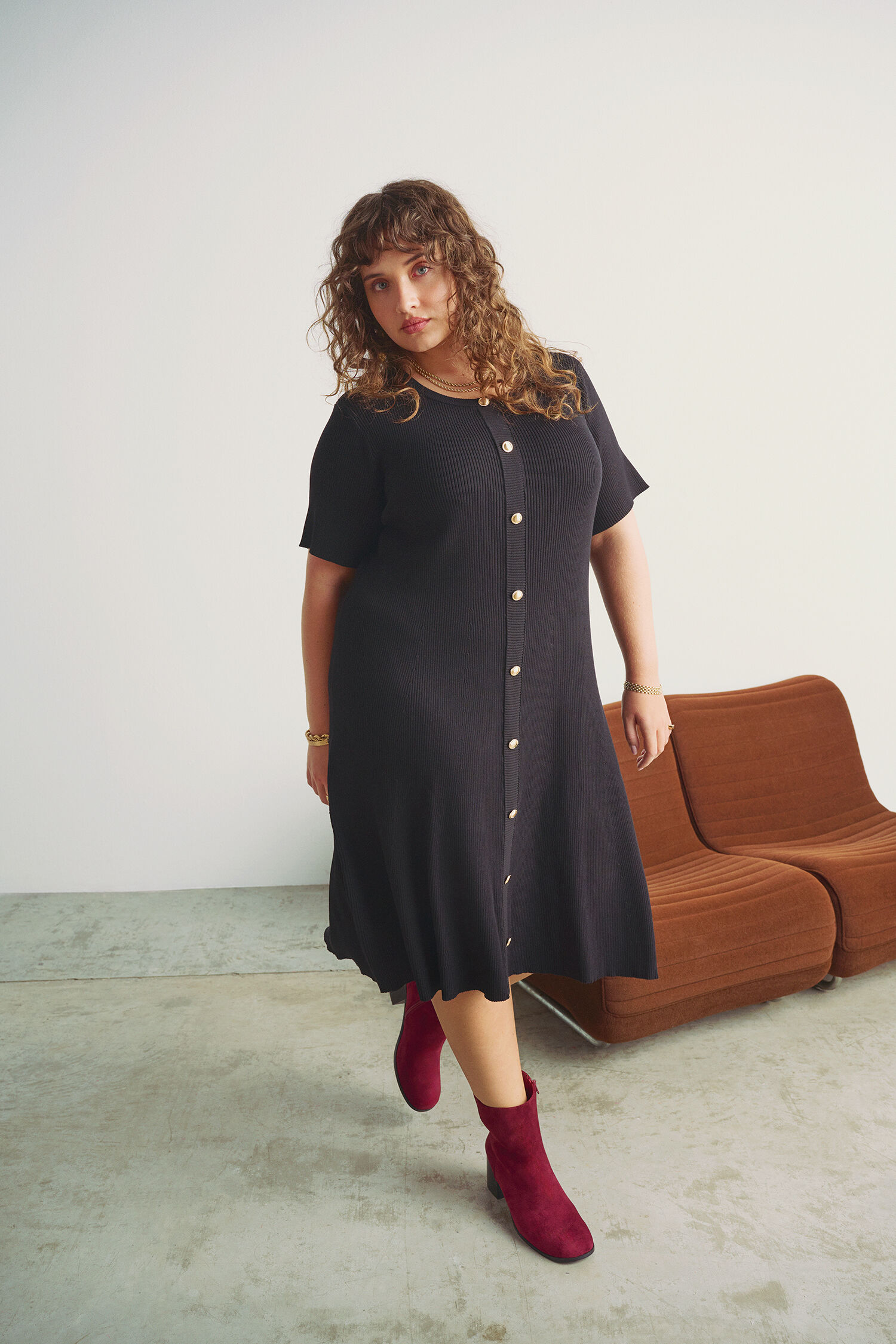 Stickad kl&auml;nning med guldknappar, , Model