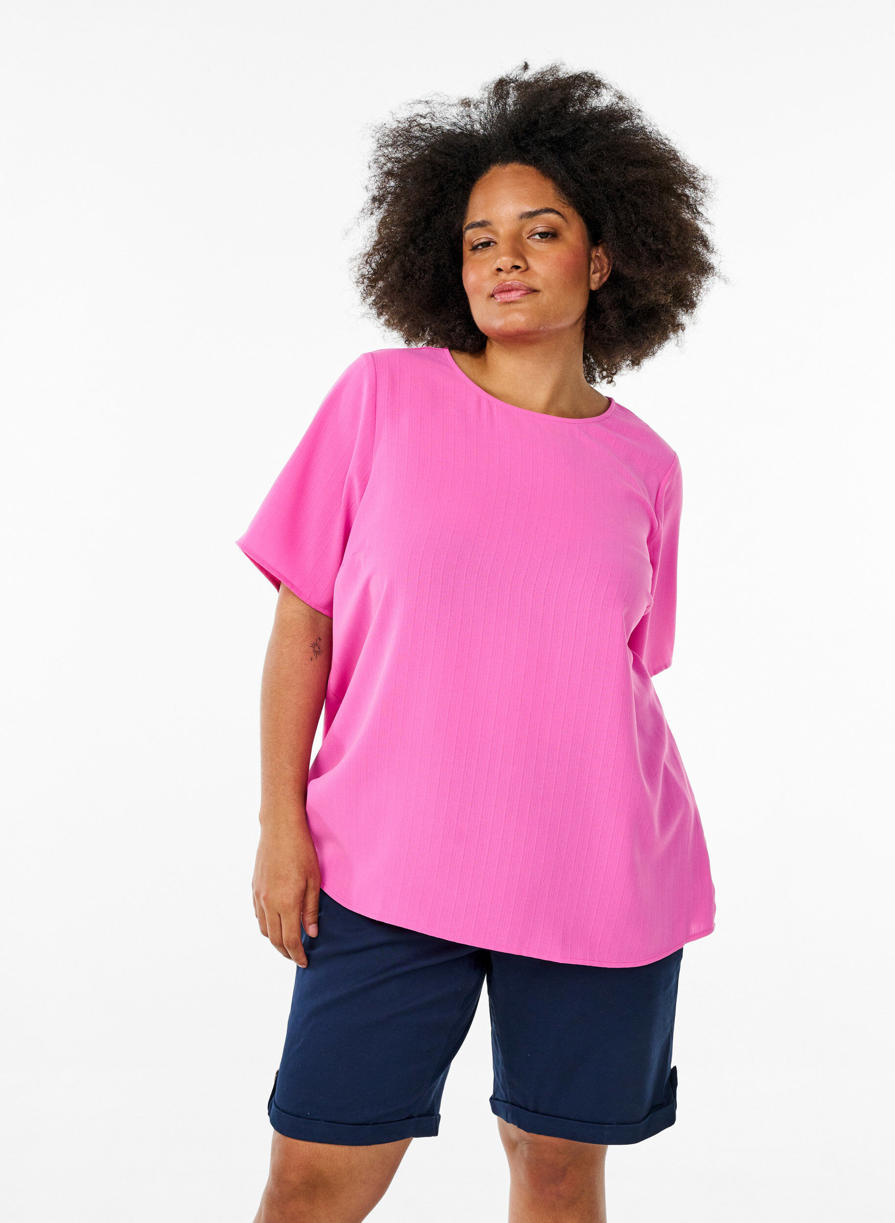 Zizzi Chino-shorts med fickor, Bl&aring;, Model image number 0