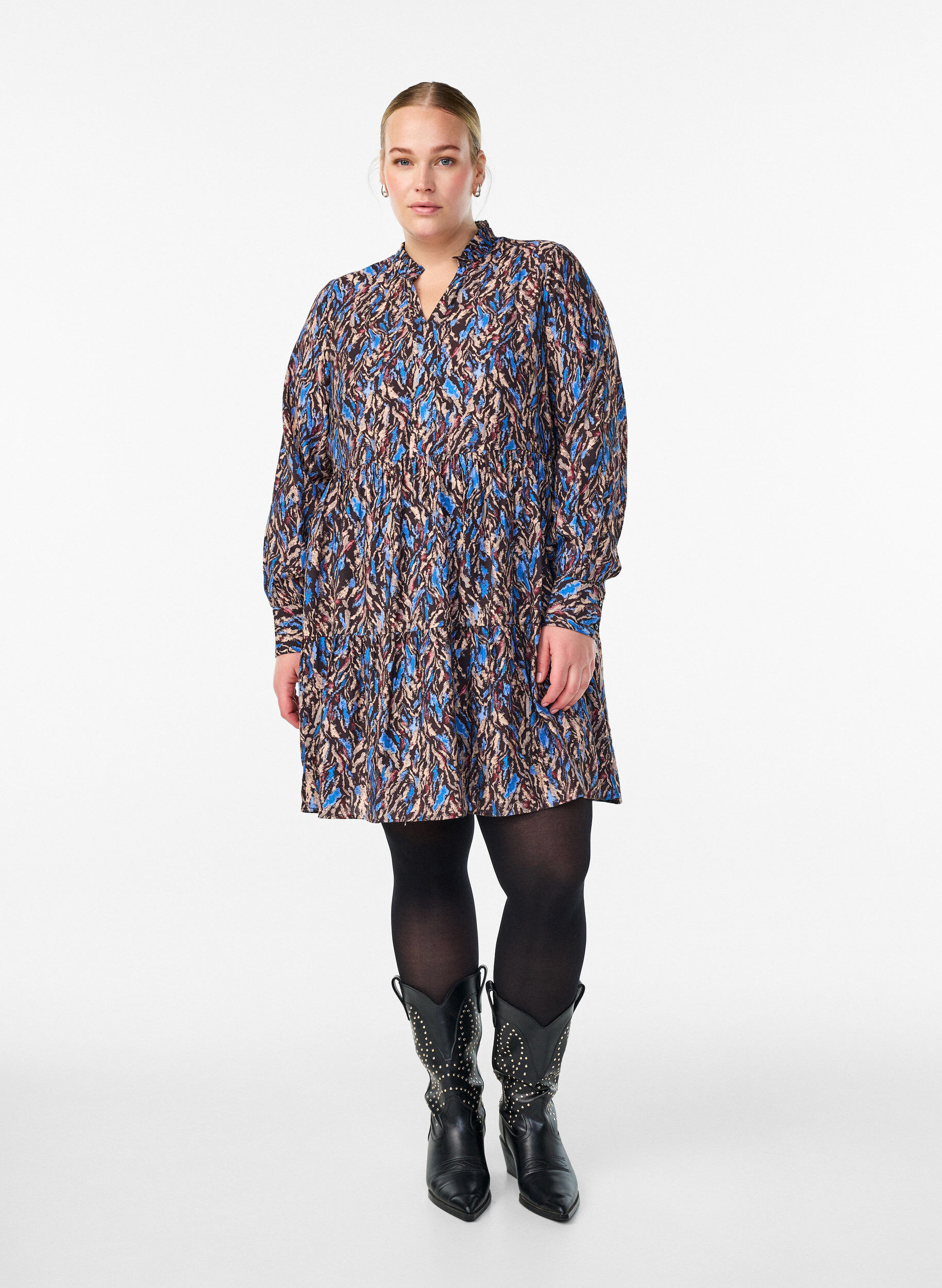 Zizzi A-linjeformad kl&auml;nning med volangkrage, Bl&aring;, Model image number 1