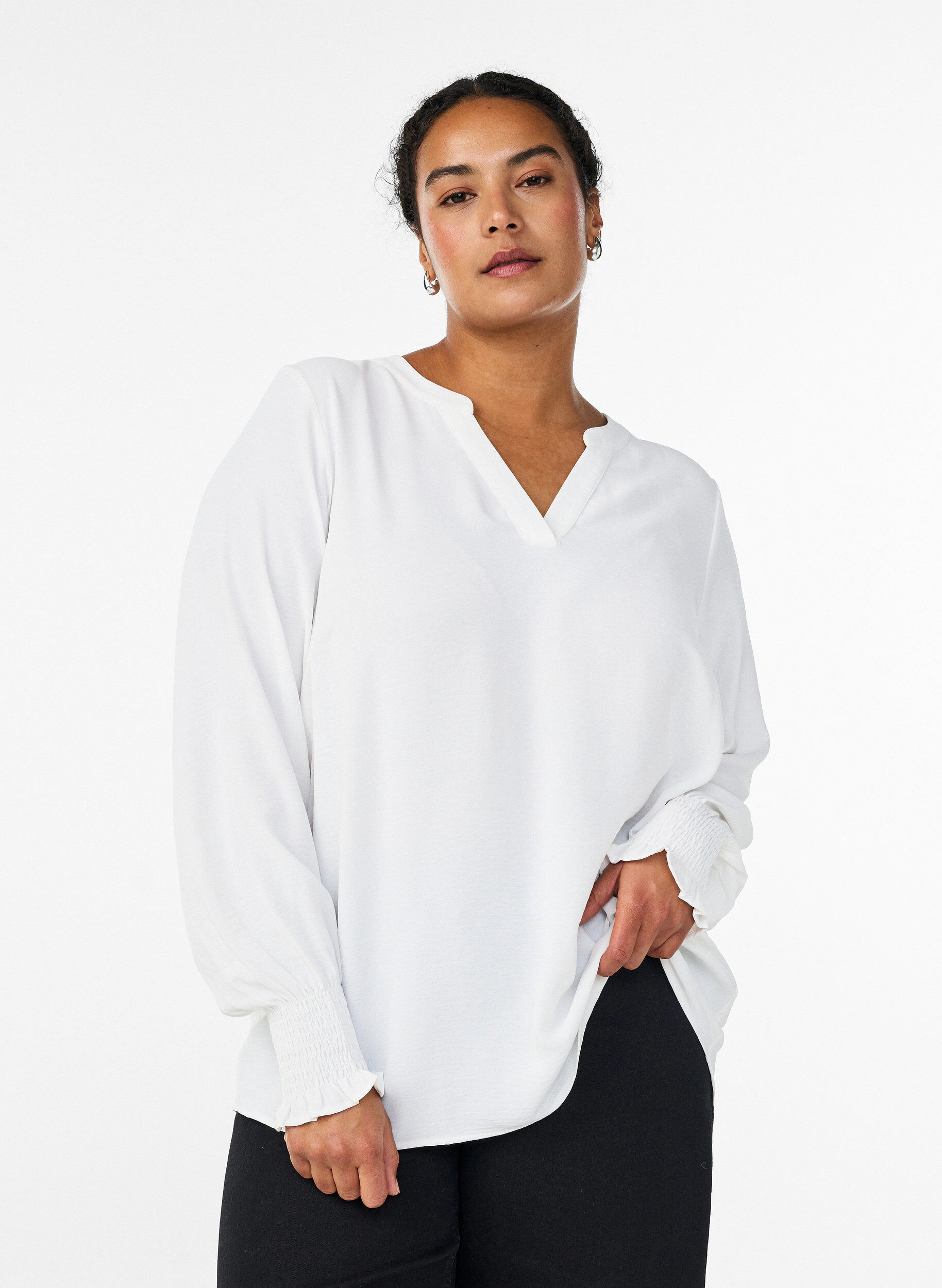 Blus med smockade manschetter och v-ringning, Vanilla, Model