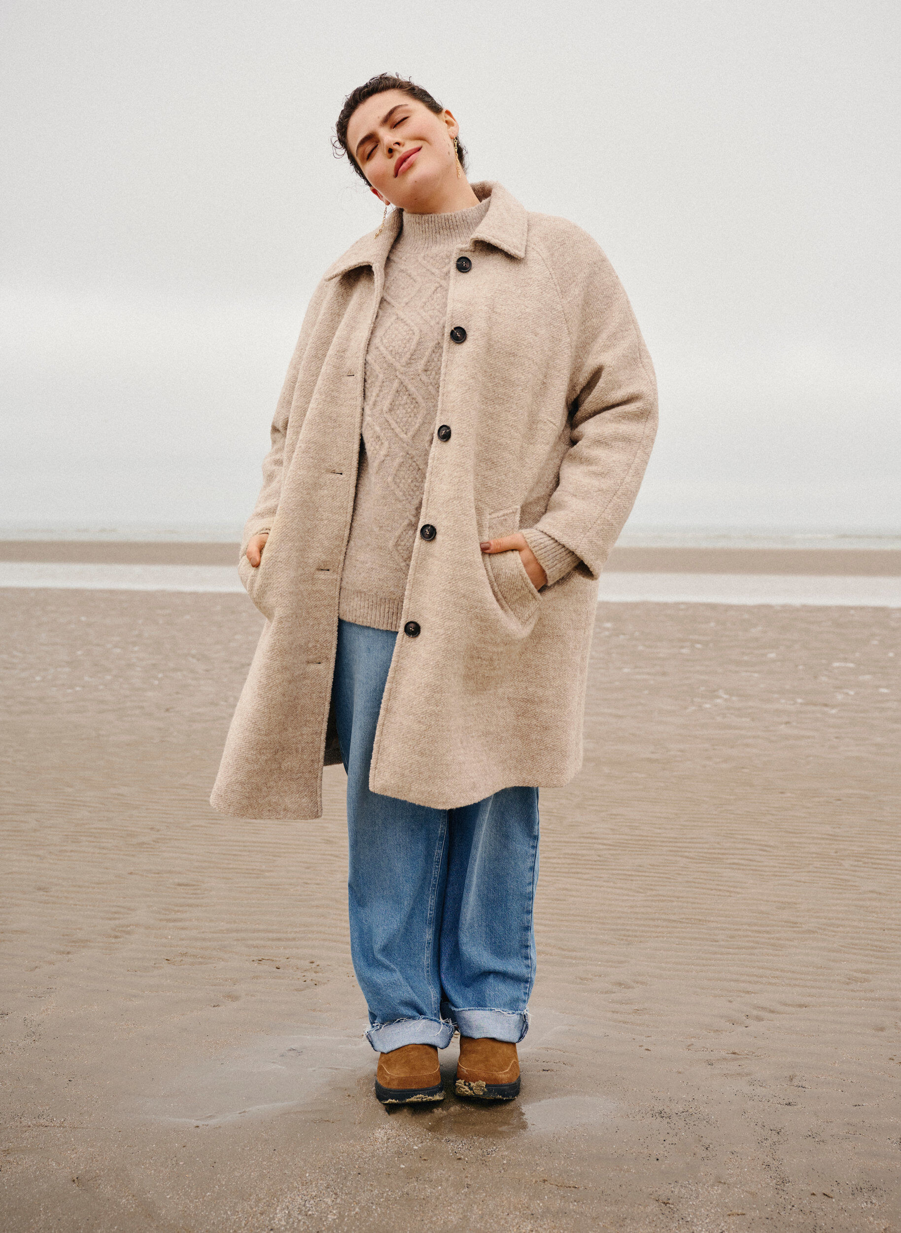 Zizzi Pl&auml;derad boucl&eacute;-kappa med knappar, Simply Taupe, Image image number 1