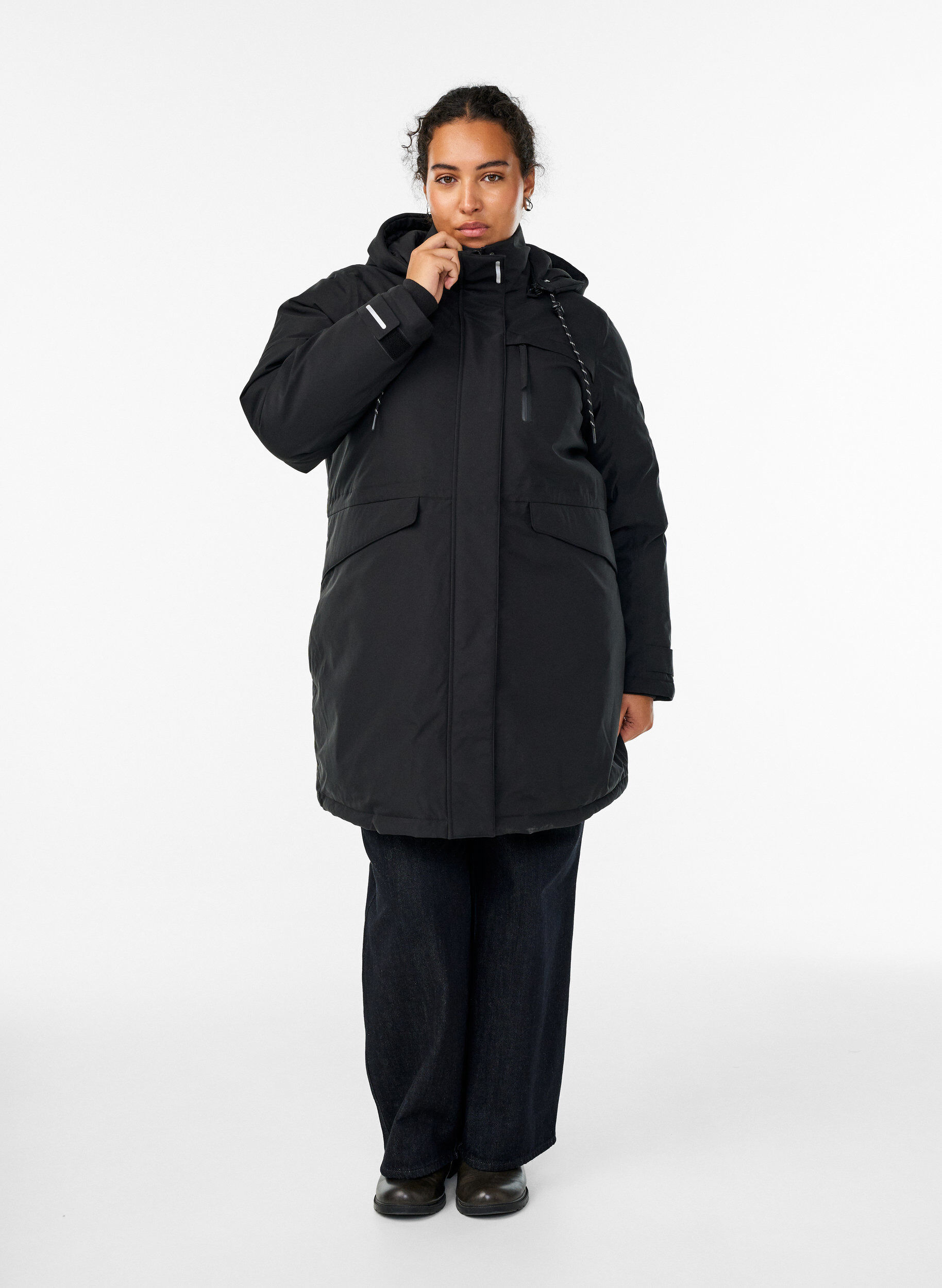 Zizzi Vattenavvisande parkas med huva och funktionella detaljer, Svart, Model image number 1