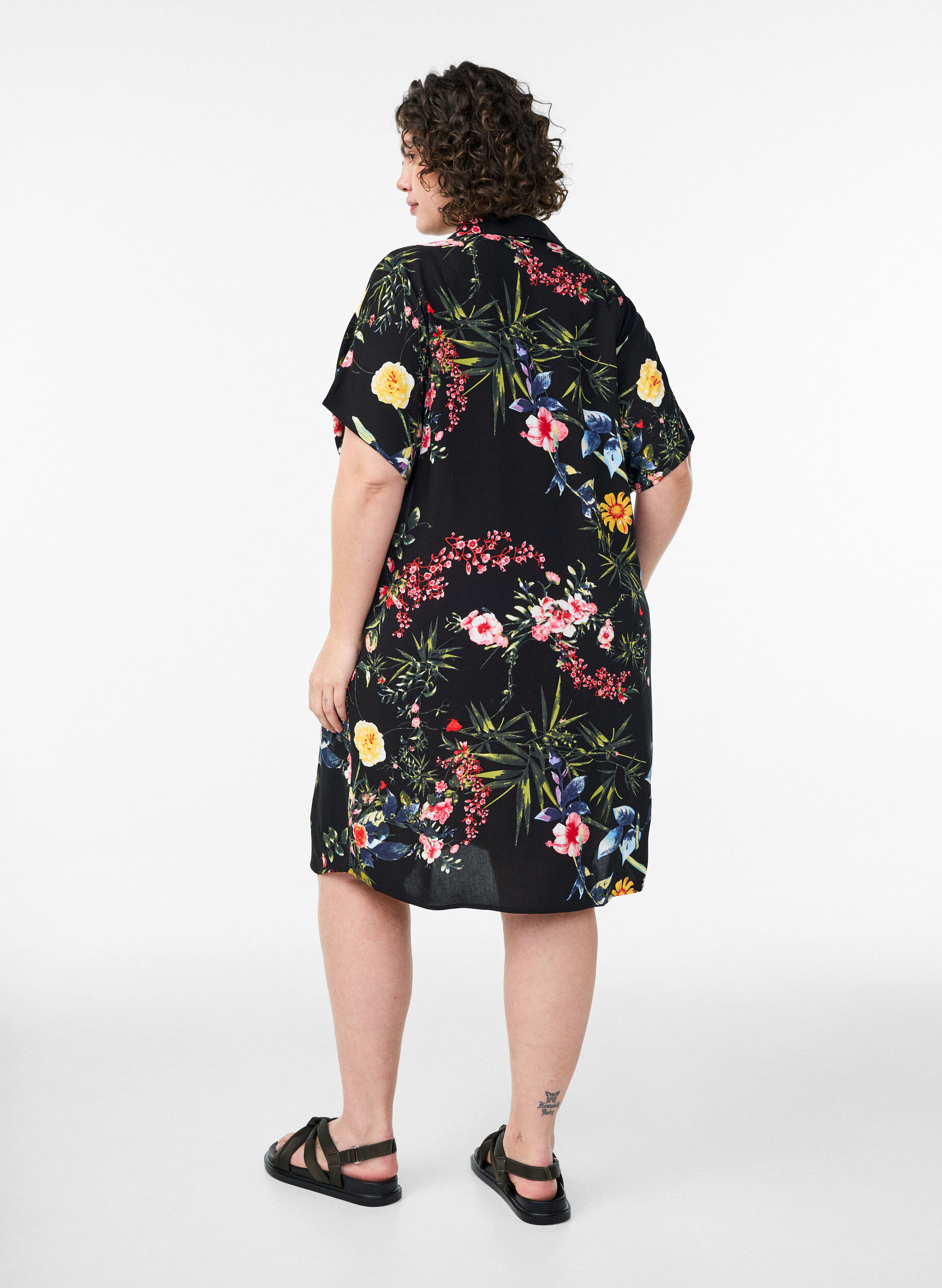 Zizzi L&ouml;s l&aring;ng skjorta i viskos, Svart, Model image number 2