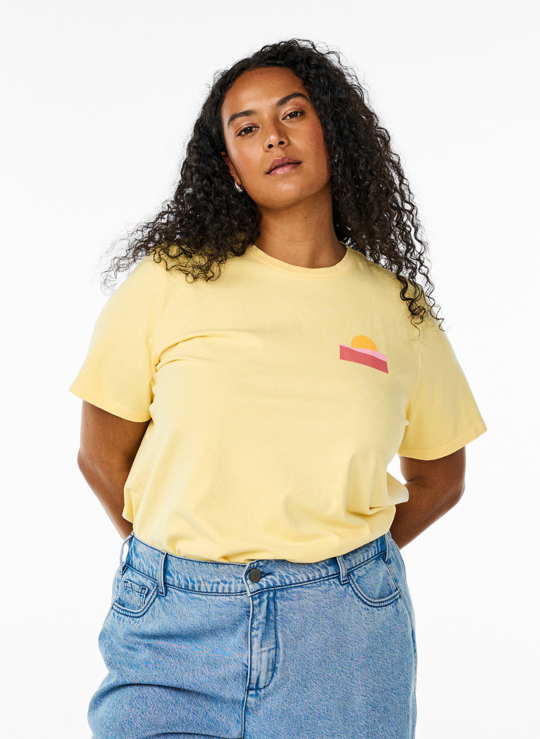 ZizziT-shirt i ekologisk bomull med tryck p&aring; ryggen, Gul, Model image number 0