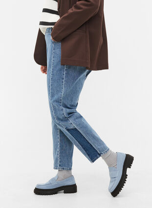 Croppade Mille mom jeans med blockfärgad detalj, Blue denim, Model image number 2