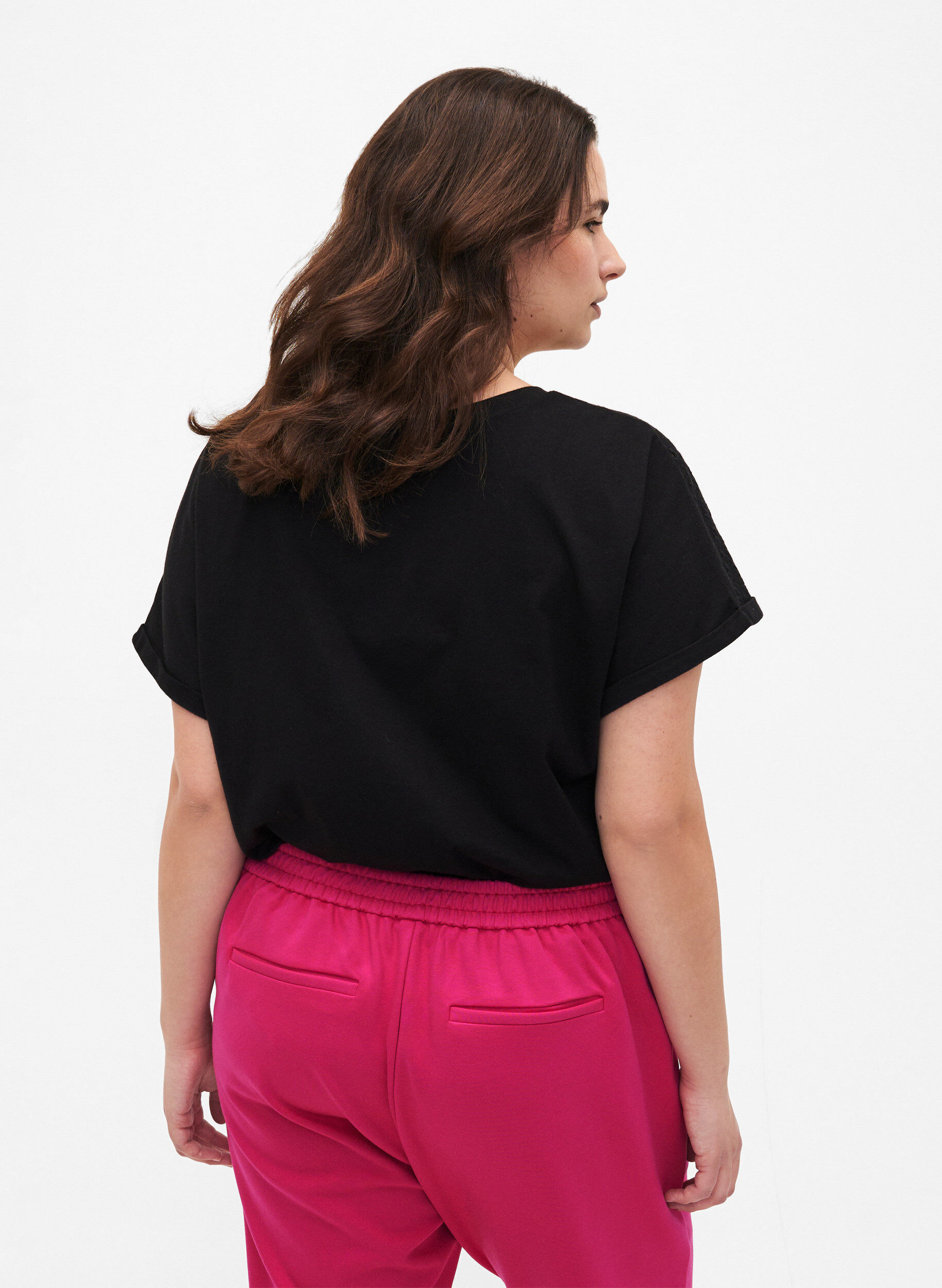 Zizzi T-shirt i ekologisk bomull med engelsk brodyr, Black, Model image number 1