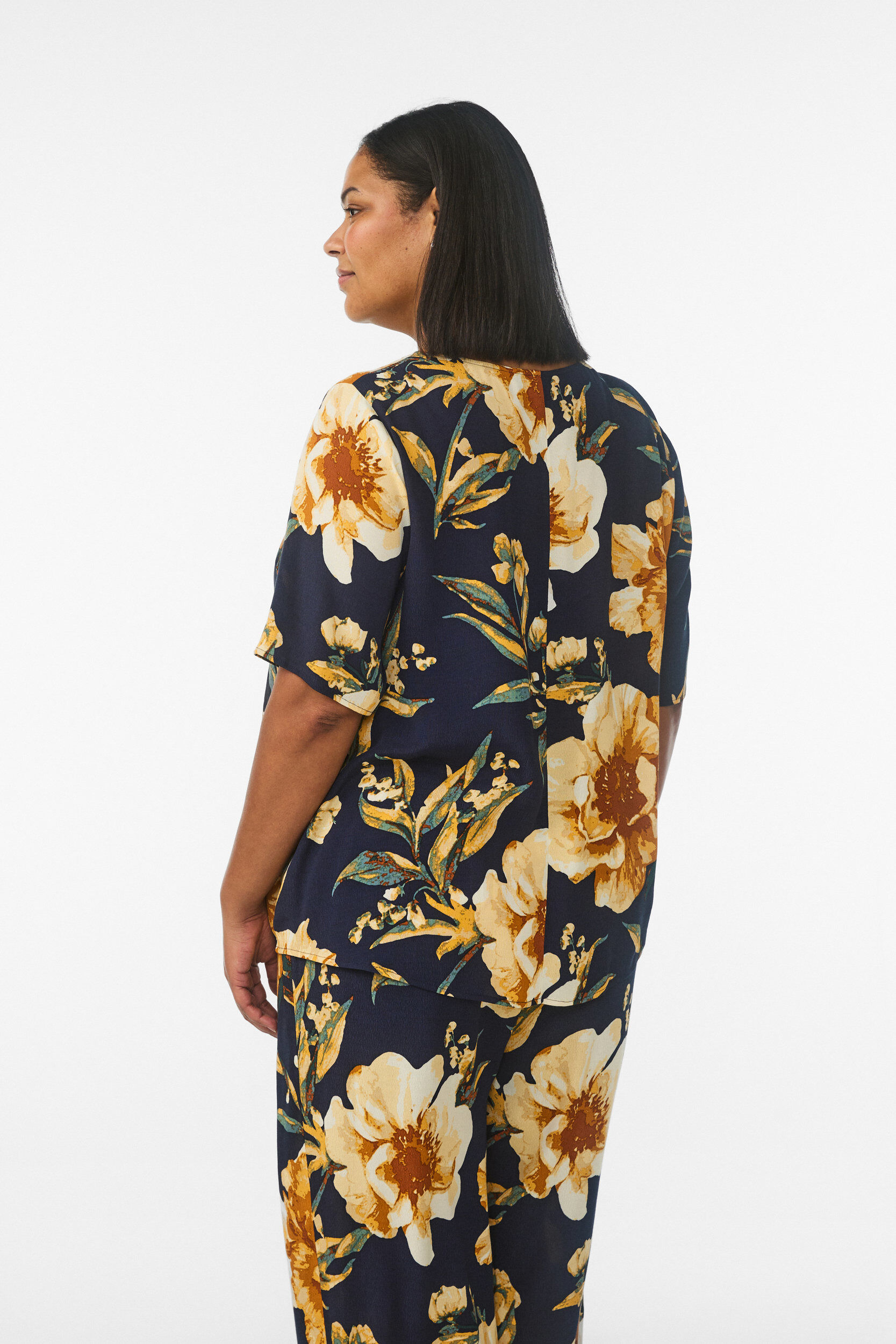 Zizzi Kort&auml;rmad blus i viskos med m&ouml;nster, Bl&aring;, Model image number 2